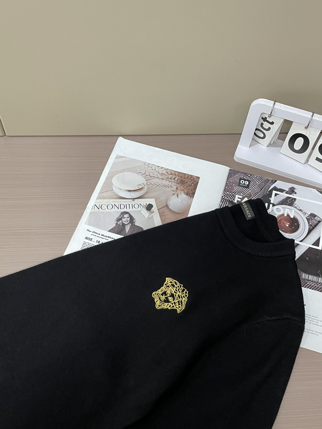 范思哲 重磅推荐！2025aw秋冬新款 专柜同步 时尚经典针织衫 秋冬必备款 采用针织衫加厚毛衣，精致简