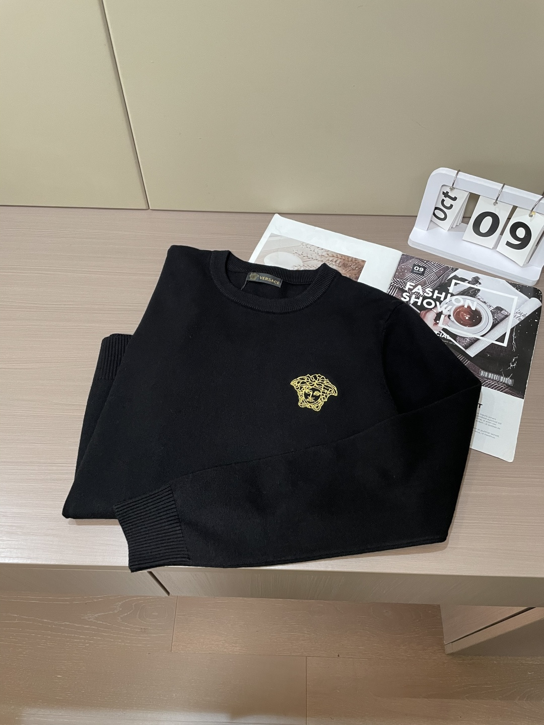 范思哲 重磅推荐！2025aw秋冬新款 专柜同步 时尚经典针织衫 秋冬必备款 采用针织衫加厚毛衣，精致简