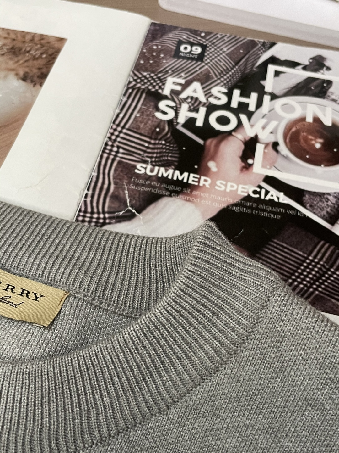 Bur 重磅推荐！2025aw秋冬新款 专柜同步 时尚经典针织衫 秋冬必备款 采用针织衫加厚毛衣，精致简