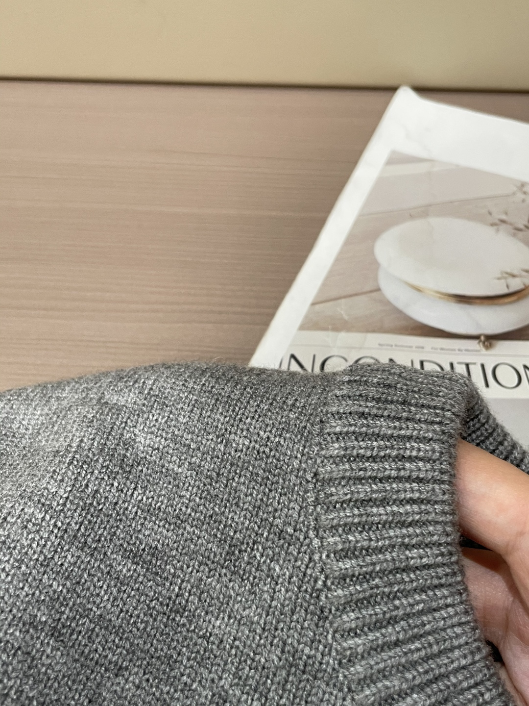 Lv 重磅推荐！2025aw秋冬新款 专柜同步 时尚经典针织衫 秋冬必备款 采用针织衫加厚毛衣，精致简洁