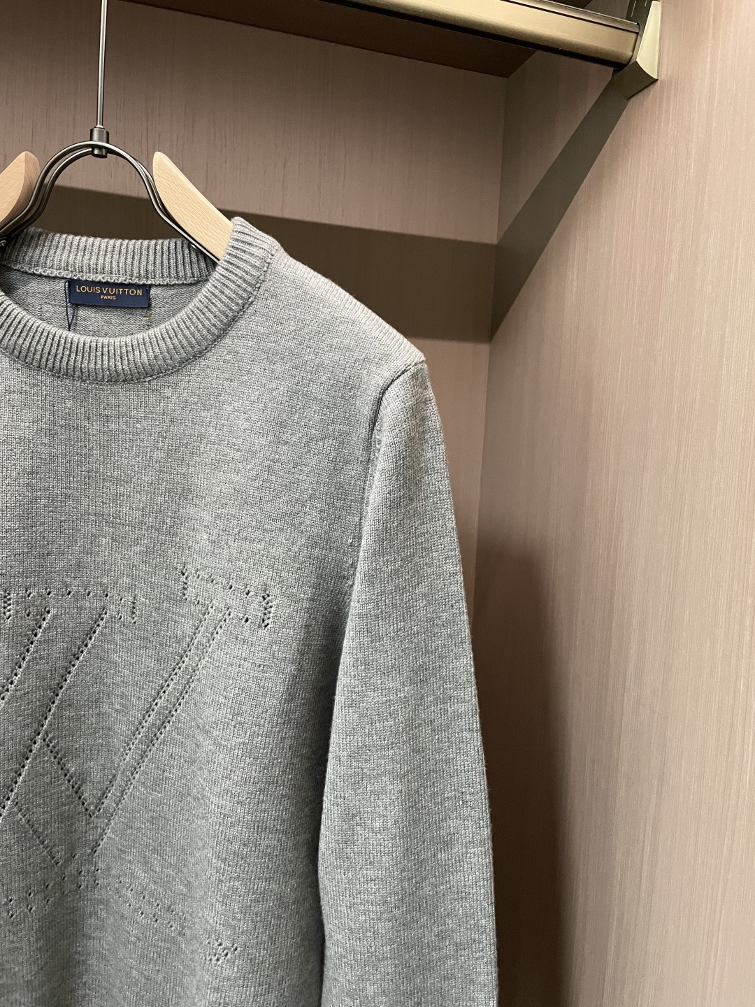 Lv 重磅推荐！2025aw秋冬新款 专柜同步 时尚经典针织衫 秋冬必备款 采用针织衫加厚毛衣，精致简洁