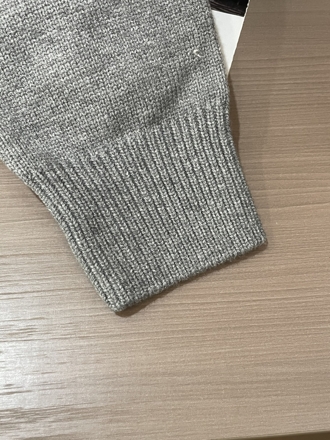 Lv 重磅推荐！2025aw秋冬新款 专柜同步 时尚经典针织衫 秋冬必备款 采用针织衫加厚毛衣，精致简洁