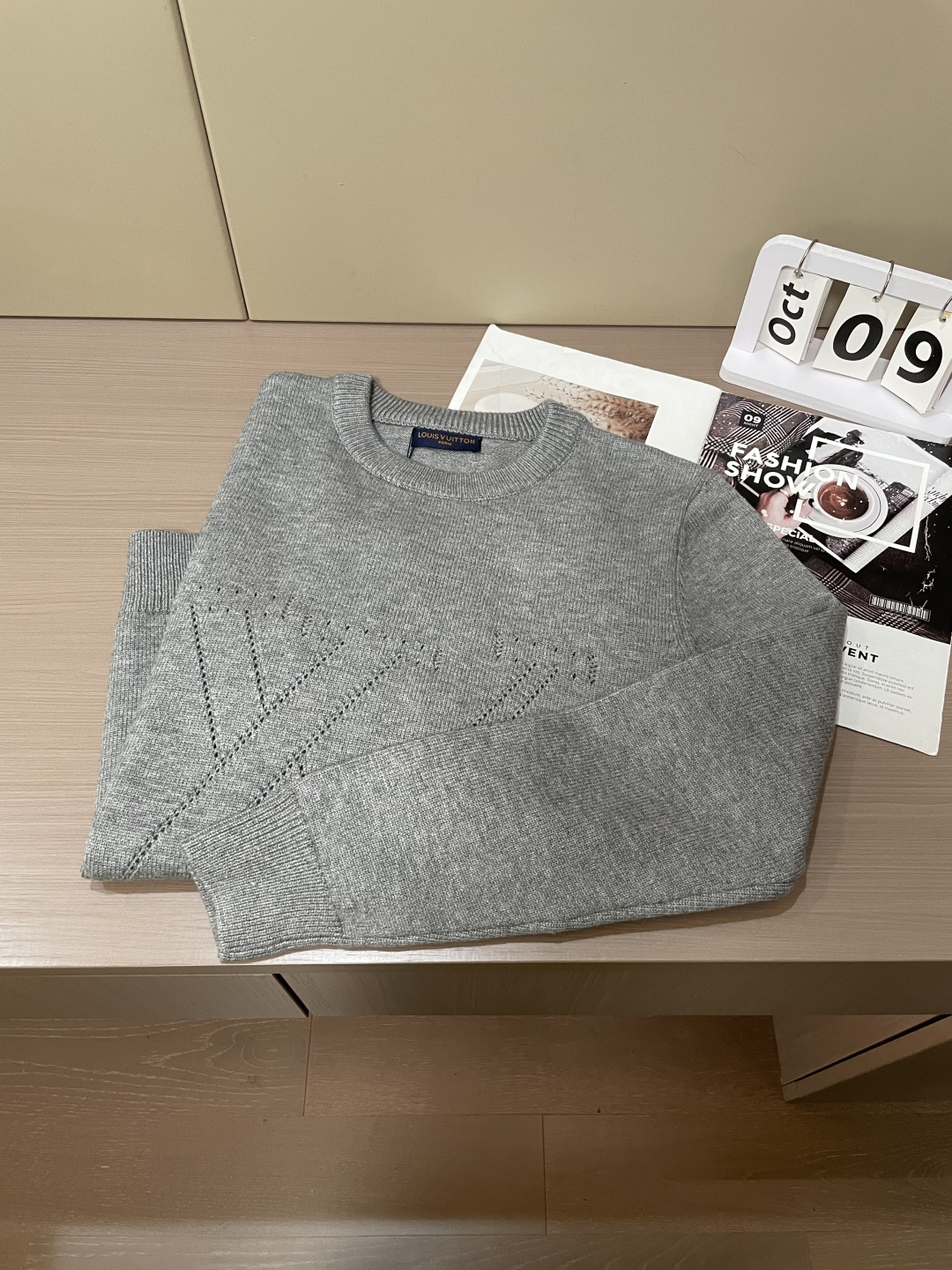 Lv 重磅推荐！2025aw秋冬新款 专柜同步 时尚经典针织衫 秋冬必备款 采用针织衫加厚毛衣，精致简洁