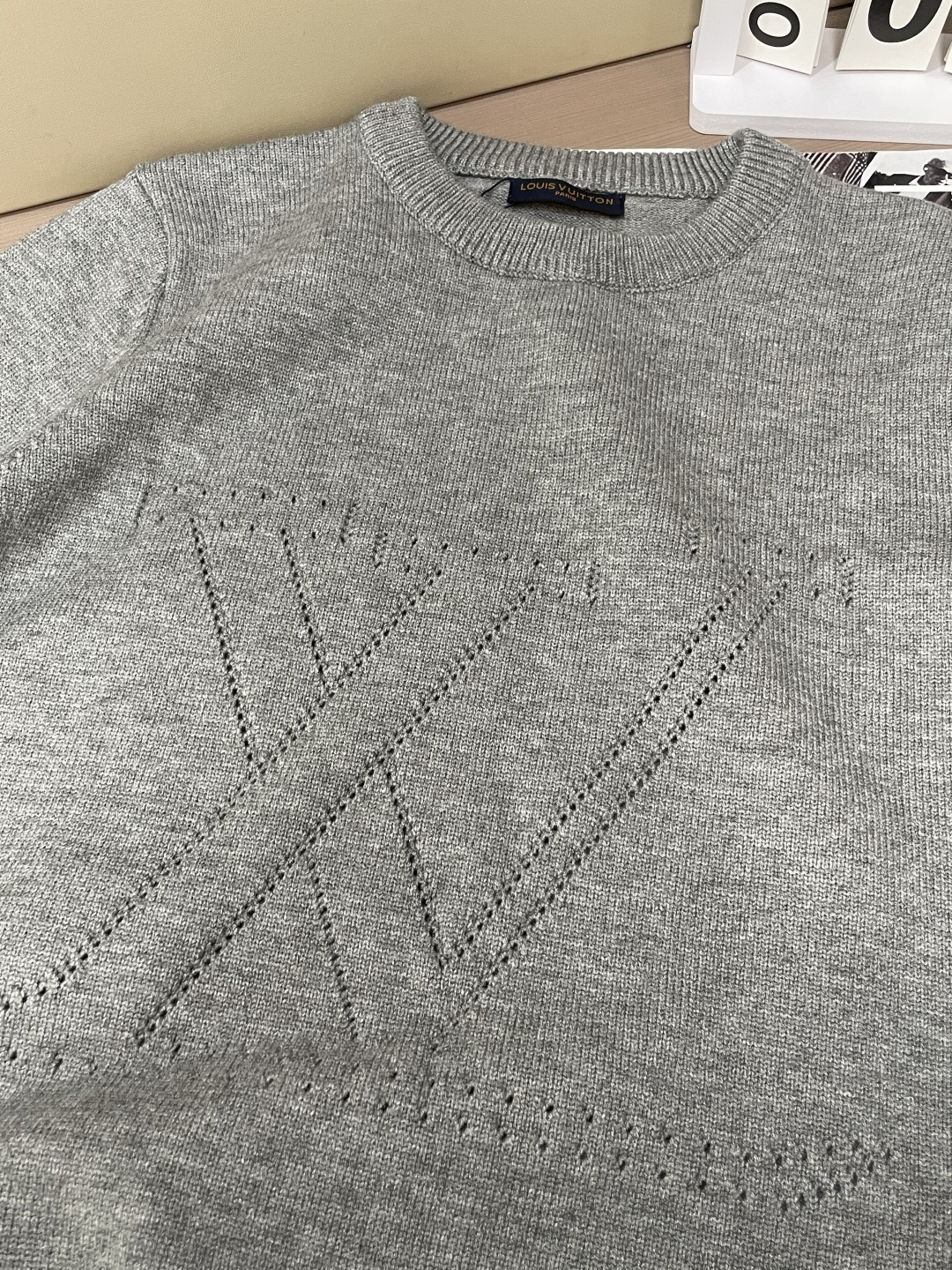 Lv 重磅推荐！2025aw秋冬新款 专柜同步 时尚经典针织衫 秋冬必备款 采用针织衫加厚毛衣，精致简洁