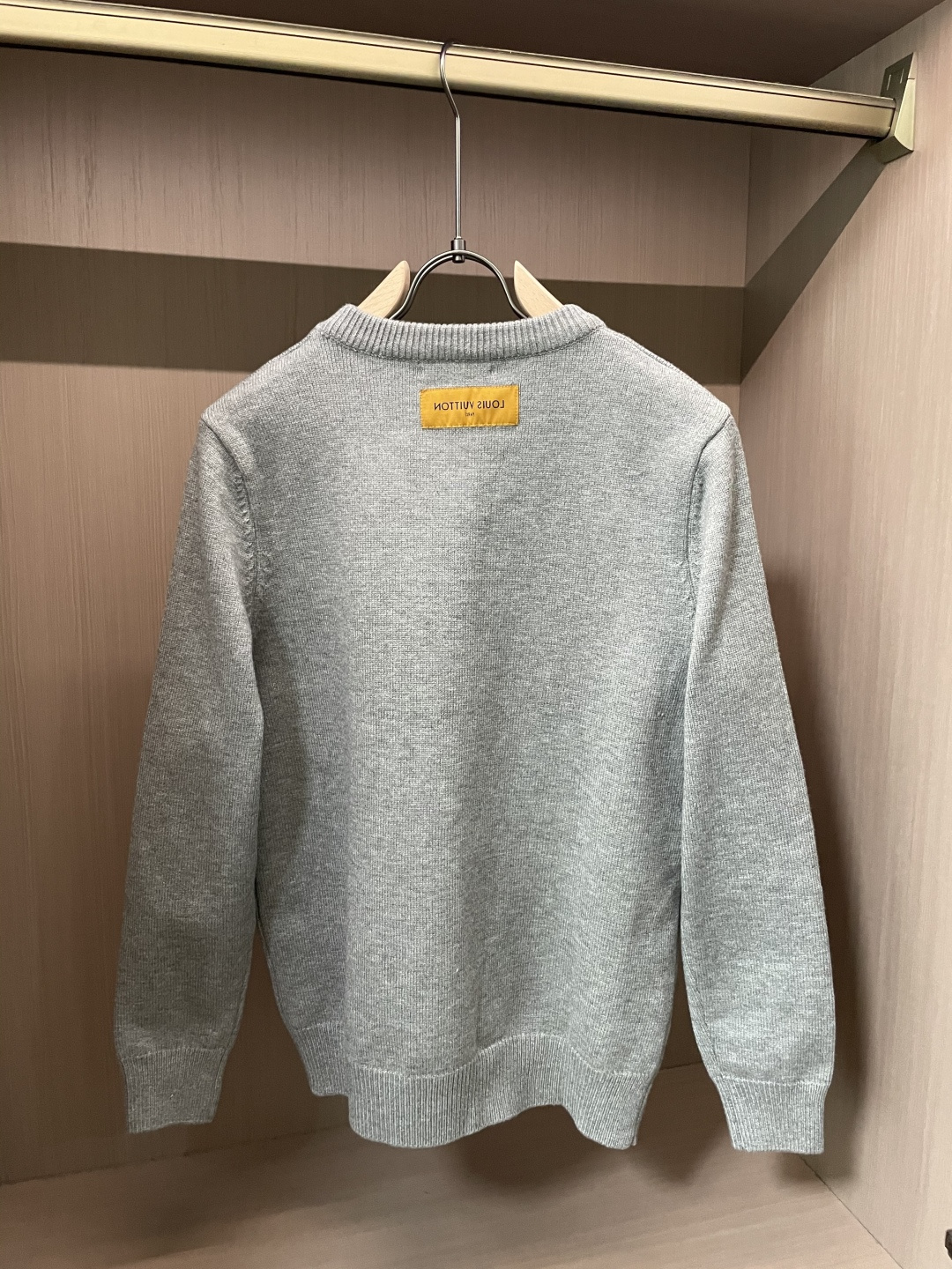 Lv 重磅推荐！2025aw秋冬新款 专柜同步 时尚经典针织衫 秋冬必备款 采用针织衫加厚毛衣，精致简洁