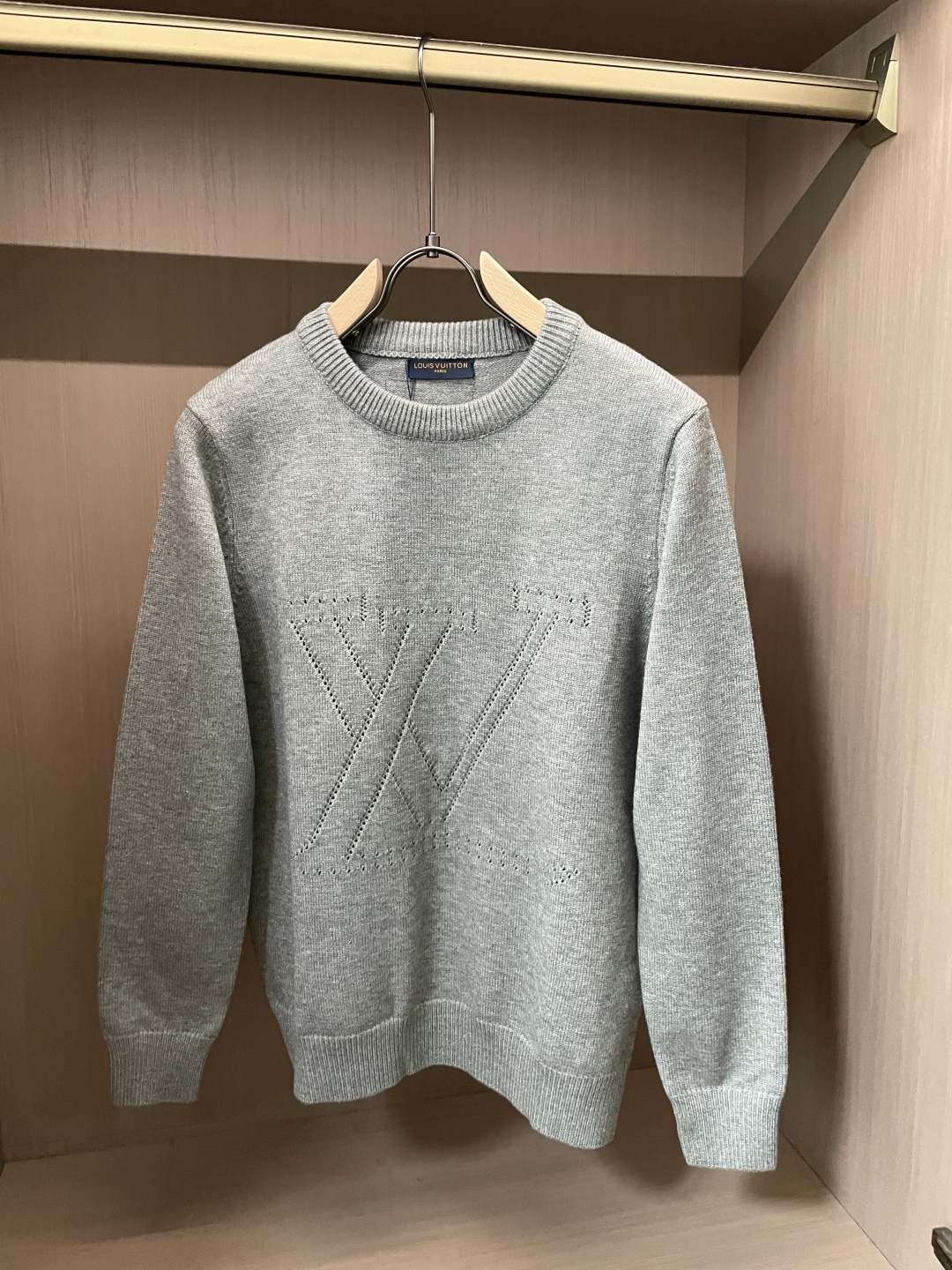 Lv 重磅推荐！2025aw秋冬新款 专柜同步 时尚经典针织衫 秋冬必备款 采用针织衫加厚毛衣，精致简洁