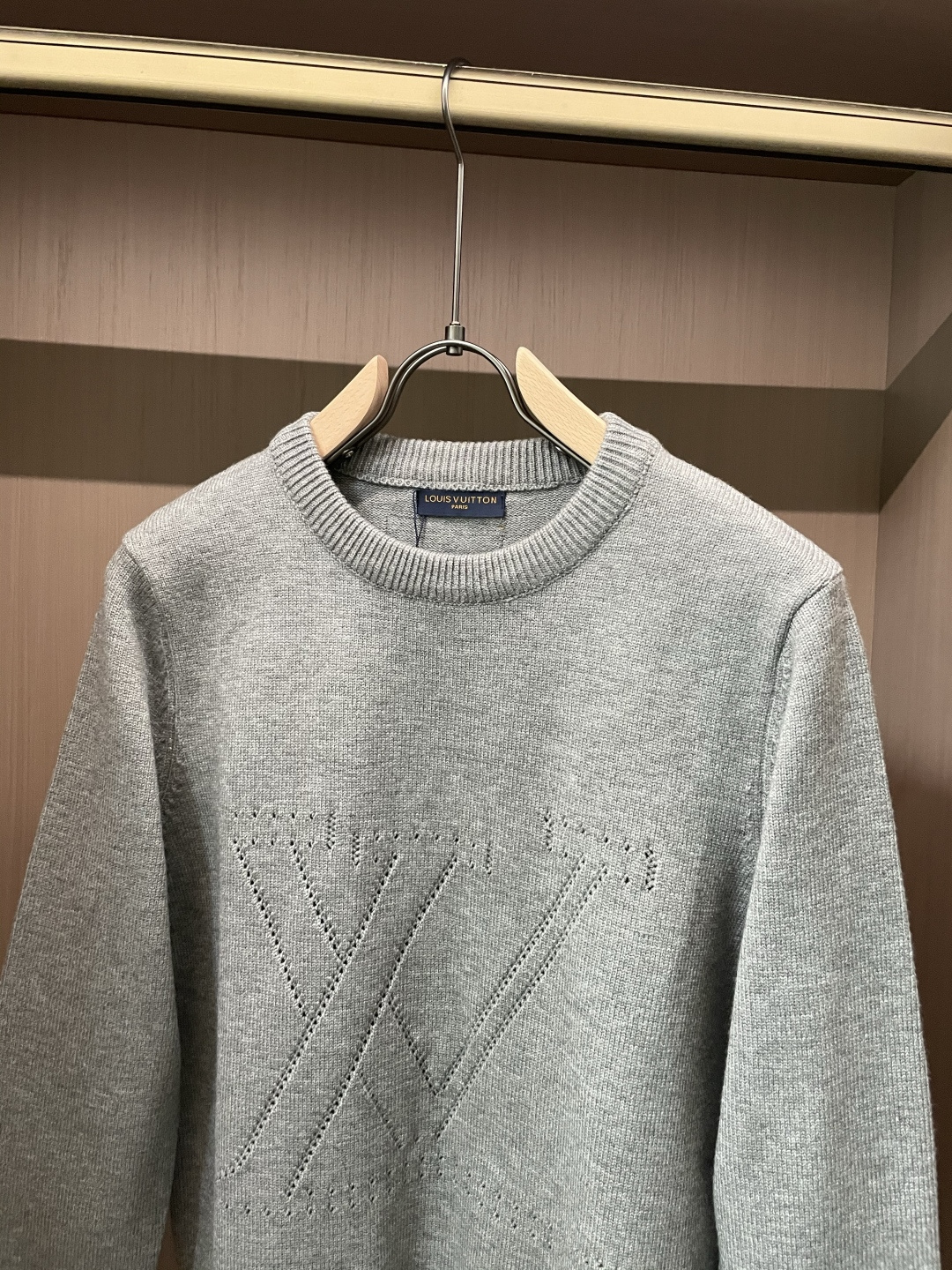 Lv 重磅推荐！2025aw秋冬新款 专柜同步 时尚经典针织衫 秋冬必备款 采用针织衫加厚毛衣，精致简洁
