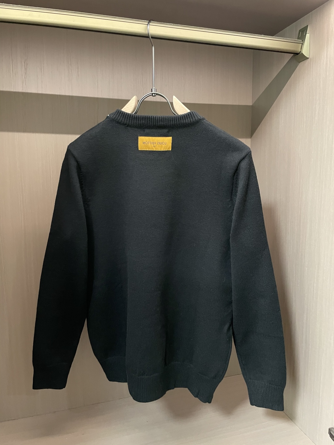 Lv 重磅推荐！2025aw秋冬新款 专柜同步 时尚经典针织衫 秋冬必备款 采用针织衫加厚毛衣，精致简洁