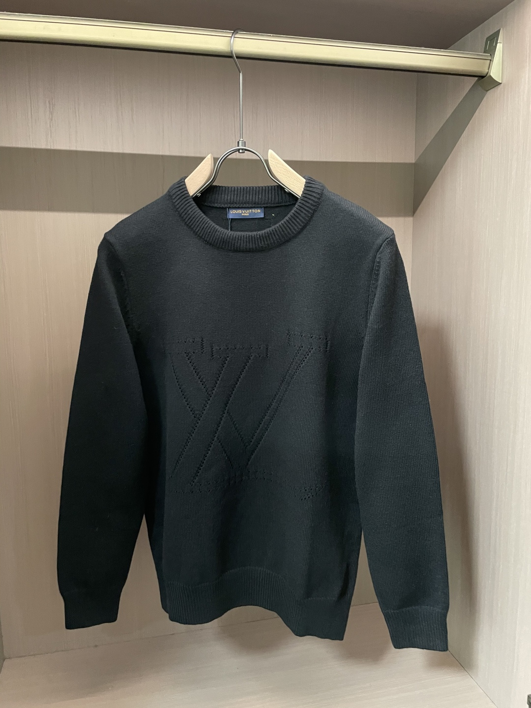 Lv 重磅推荐！2025aw秋冬新款 专柜同步 时尚经典针织衫 秋冬必备款 采用针织衫加厚毛衣，精致简洁