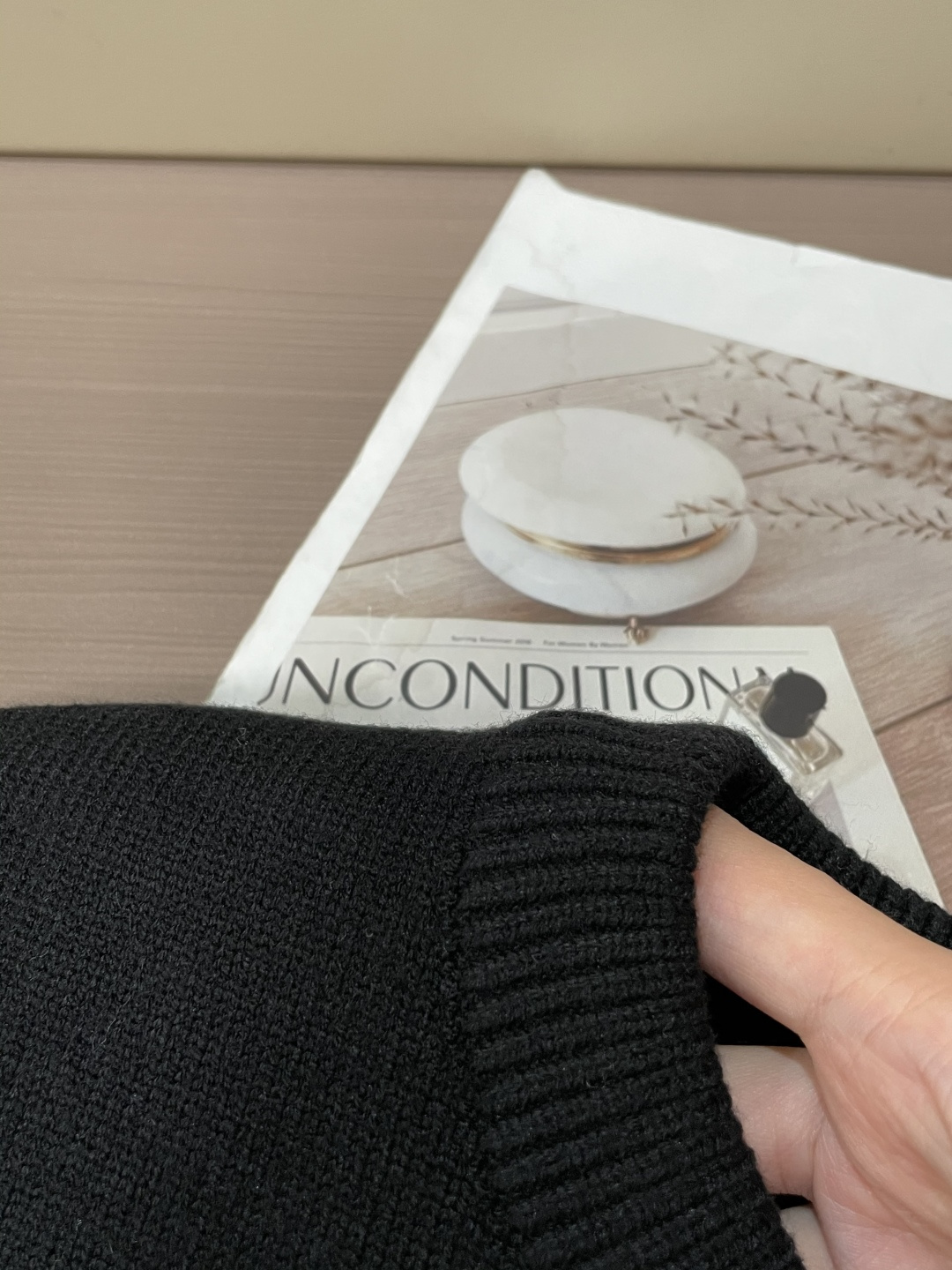 Lv 重磅推荐！2025aw秋冬新款 专柜同步 时尚经典针织衫 秋冬必备款 采用针织衫加厚毛衣，精致简洁