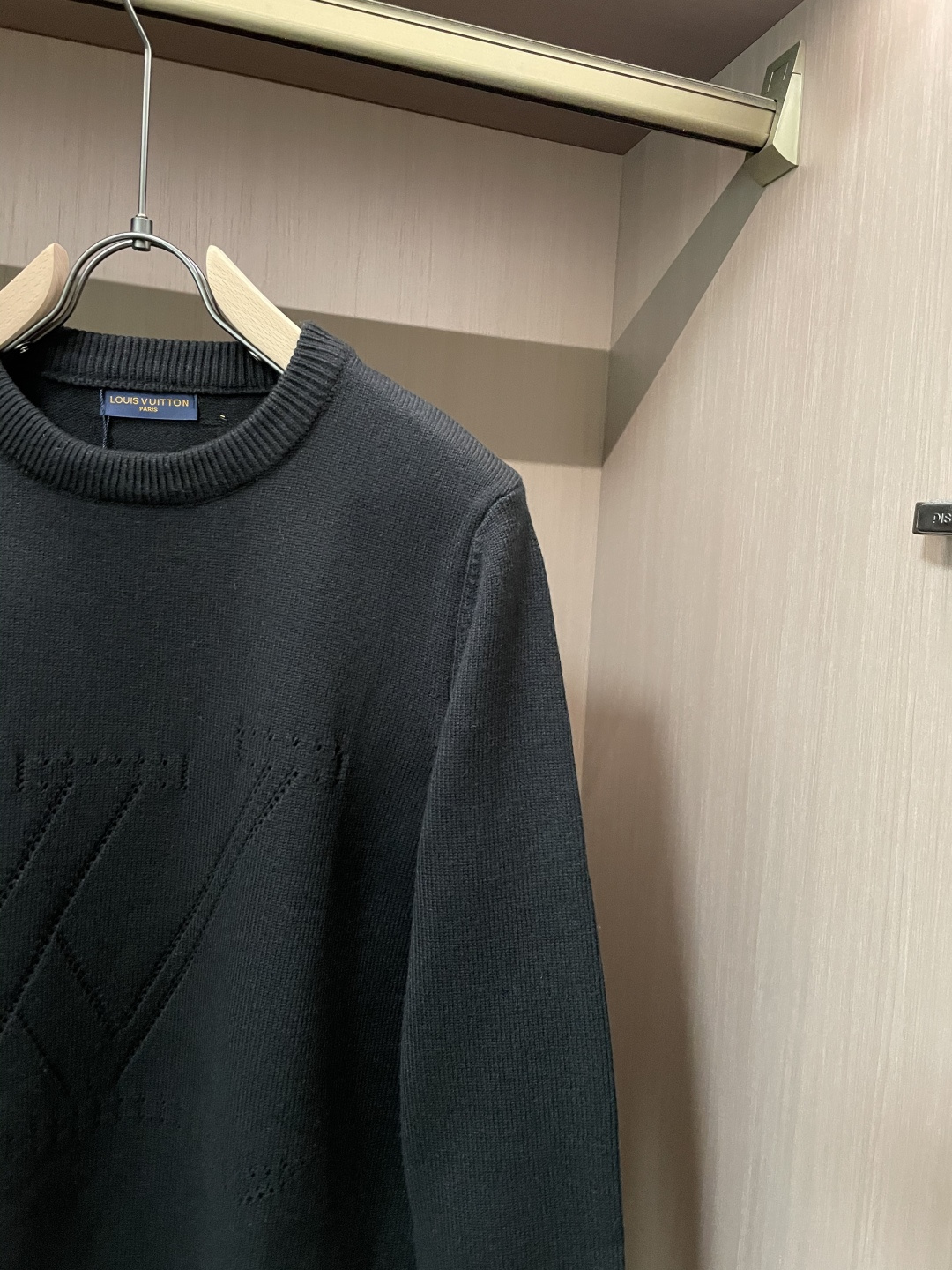 Lv 重磅推荐！2025aw秋冬新款 专柜同步 时尚经典针织衫 秋冬必备款 采用针织衫加厚毛衣，精致简洁