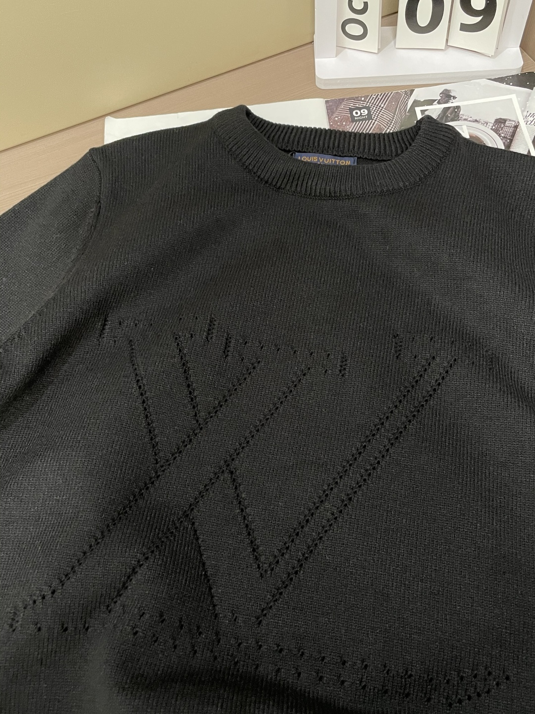 Lv 重磅推荐！2025aw秋冬新款 专柜同步 时尚经典针织衫 秋冬必备款 采用针织衫加厚毛衣，精致简洁