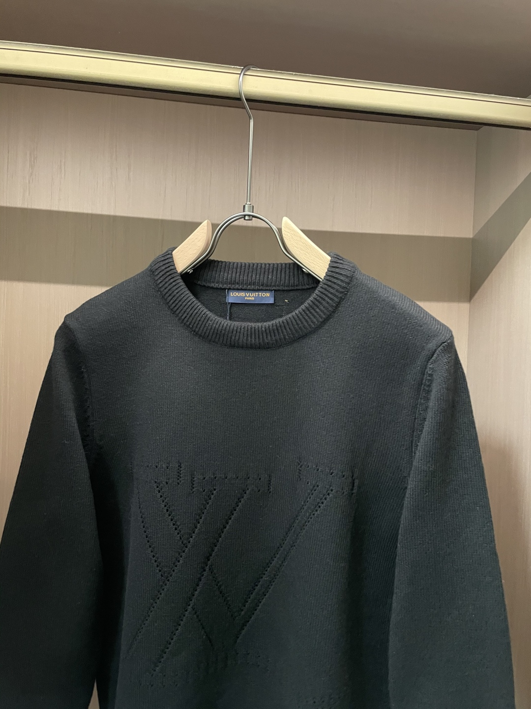 Lv 重磅推荐！2025aw秋冬新款 专柜同步 时尚经典针织衫 秋冬必备款 采用针织衫加厚毛衣，精致简洁