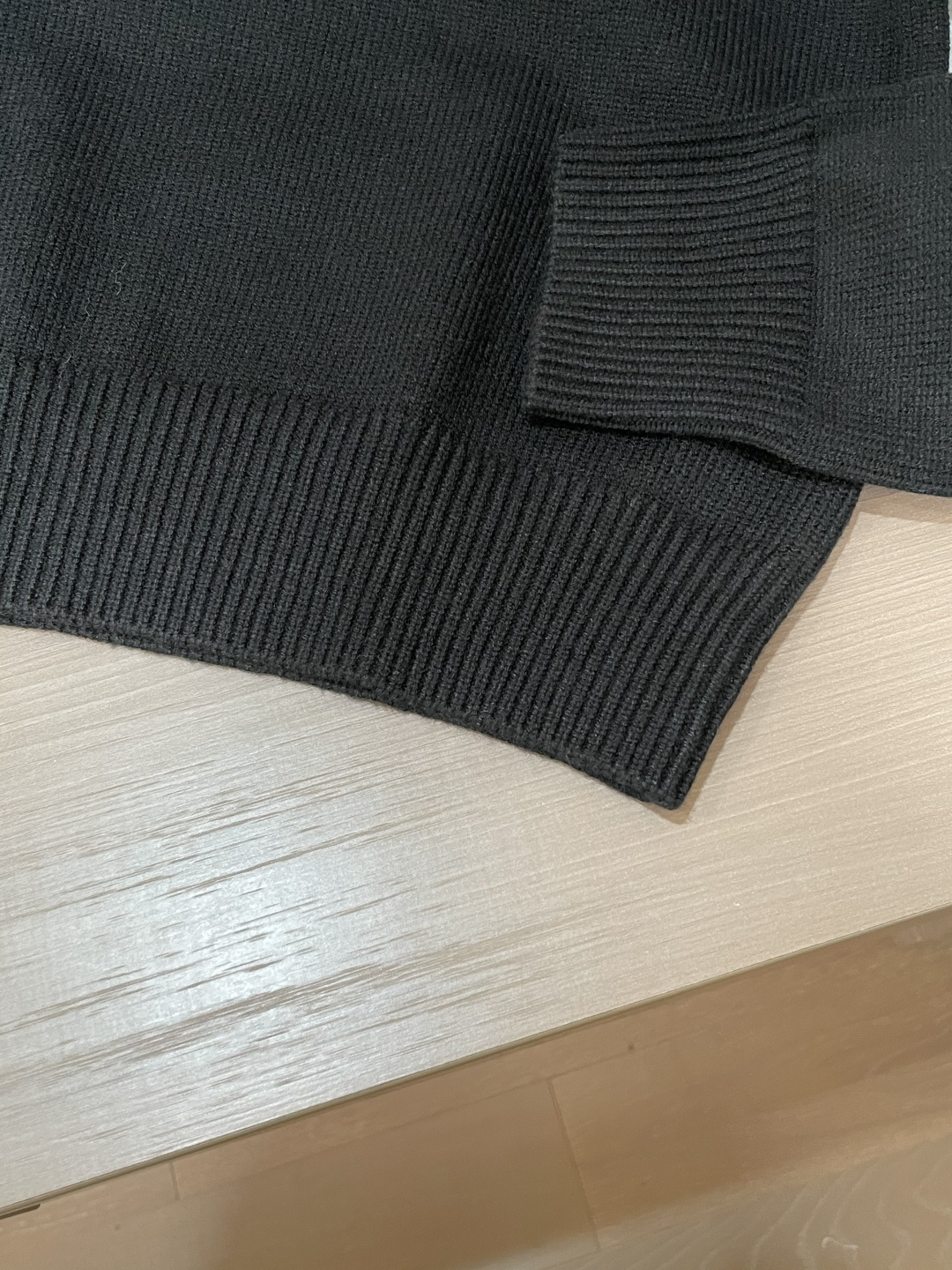 Lv 重磅推荐！2025aw秋冬新款 专柜同步 时尚经典针织衫 秋冬必备款 采用针织衫加厚毛衣，精致简洁