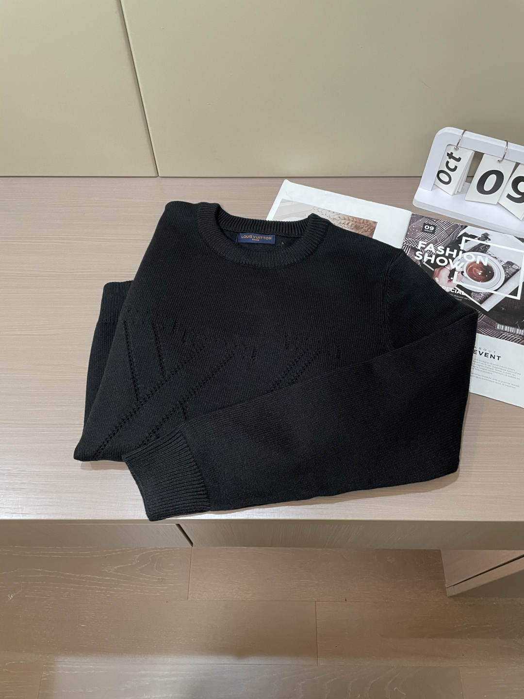Lv 重磅推荐！2025aw秋冬新款 专柜同步 时尚经典针织衫 秋冬必备款 采用针织衫加厚毛衣，精致简洁