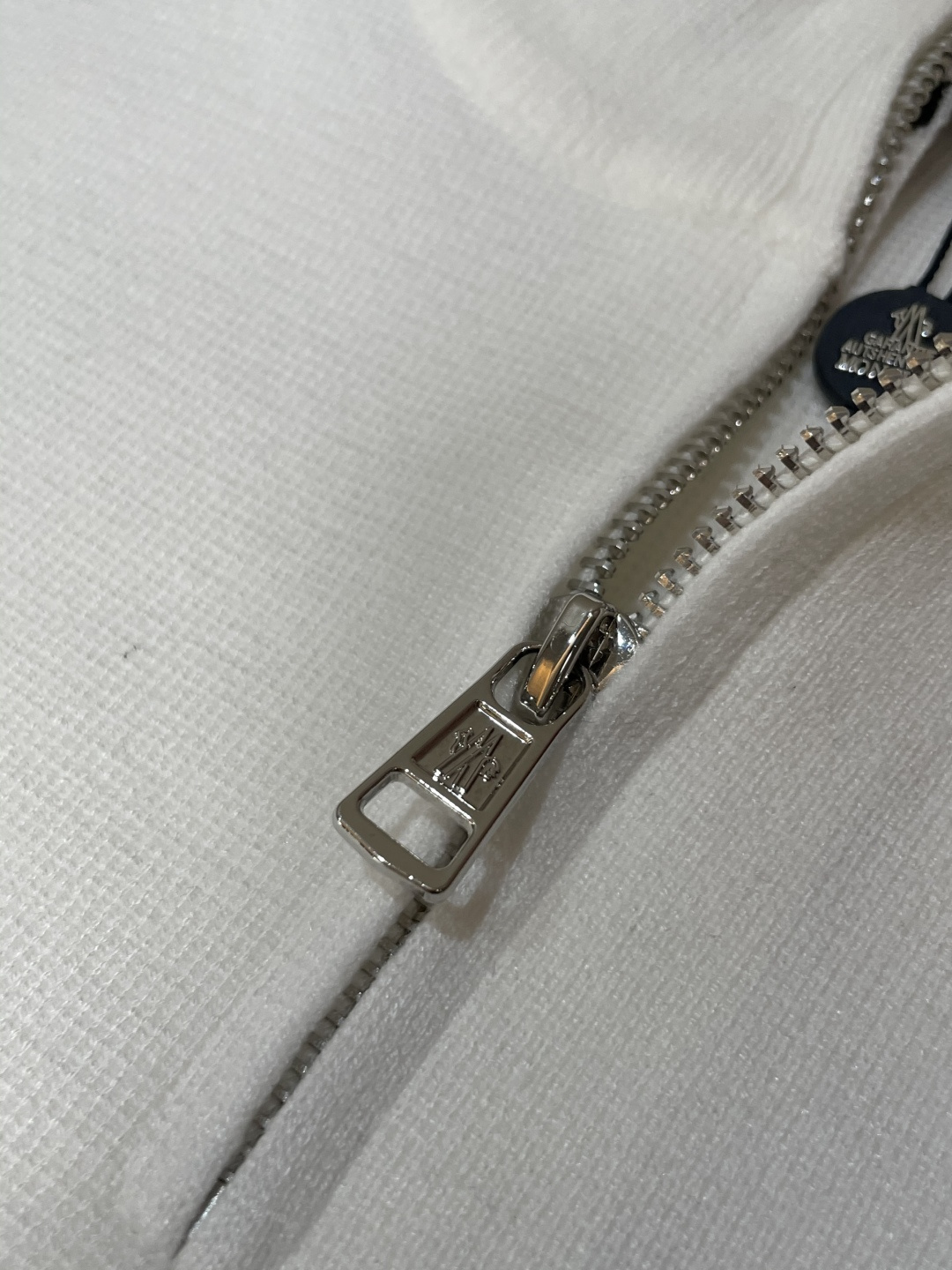 蒙口 新款针织毛衣！经典永不过时！外观简洁干净，秋日可以单穿，深冬最为内搭！定制进口高支数羊毛混纺面料，