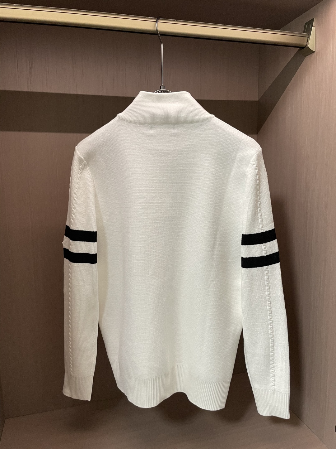 蒙口 新款针织毛衣！经典永不过时！外观简洁干净，秋日可以单穿，深冬最为内搭！定制进口高支数羊毛混纺面料，