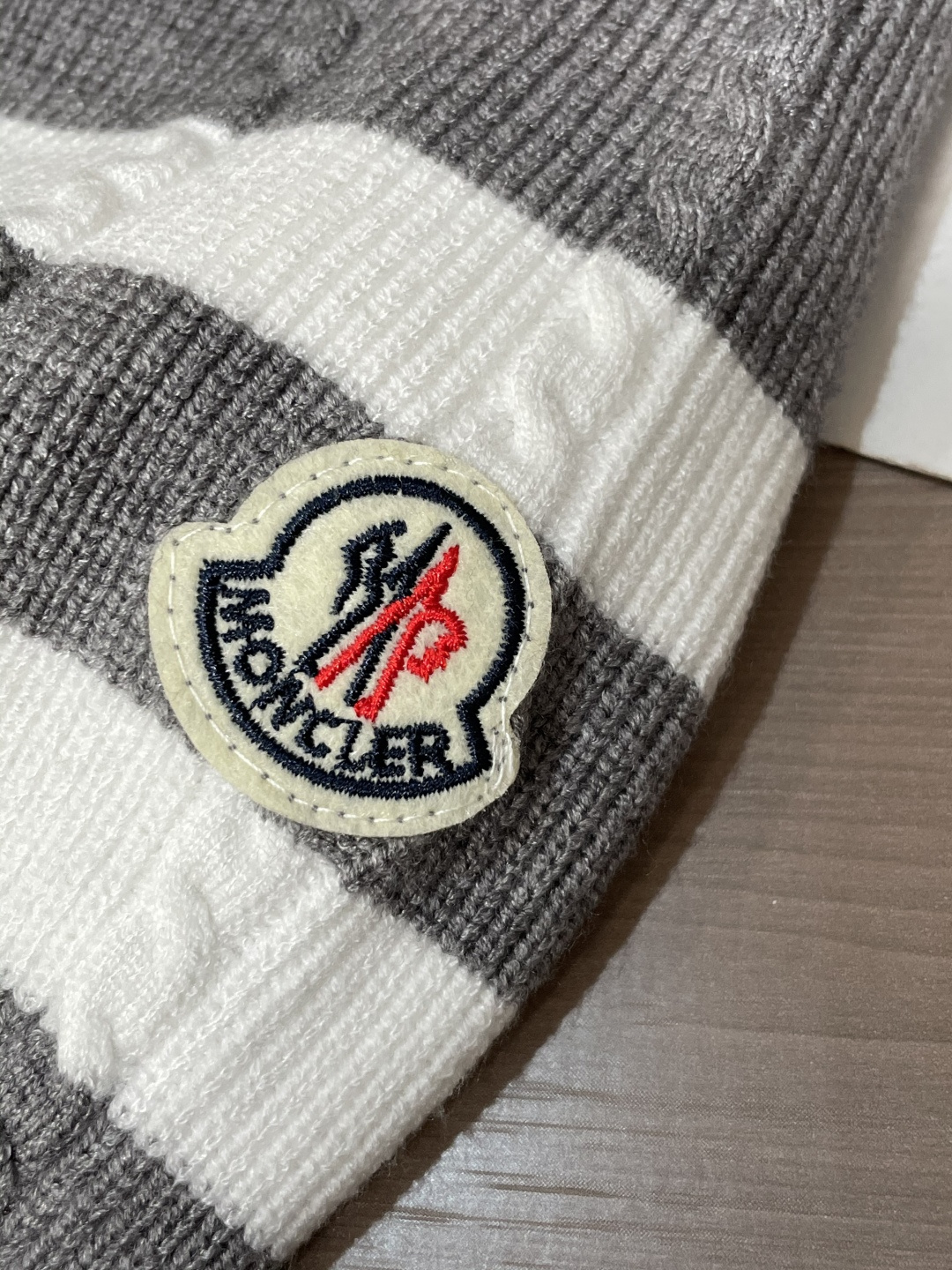 蒙口 新款针织毛衣！经典永不过时！外观简洁干净，秋日可以单穿，深冬最为内搭！定制进口高支数羊毛混纺面料，