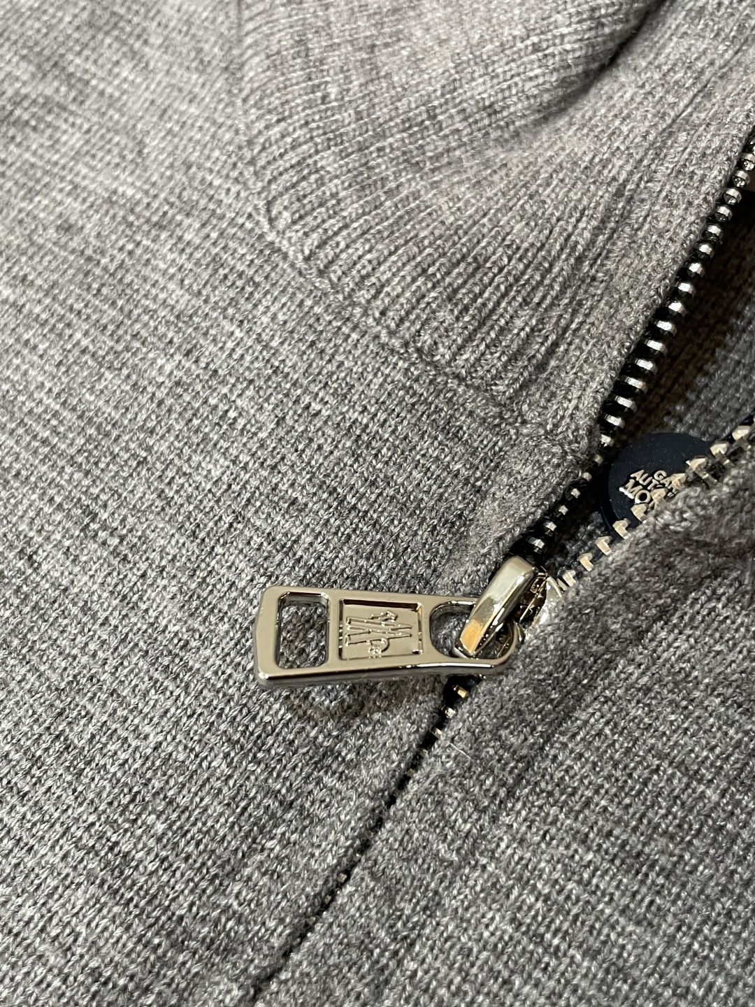 蒙口 新款针织毛衣！经典永不过时！外观简洁干净，秋日可以单穿，深冬最为内搭！定制进口高支数羊毛混纺面料，