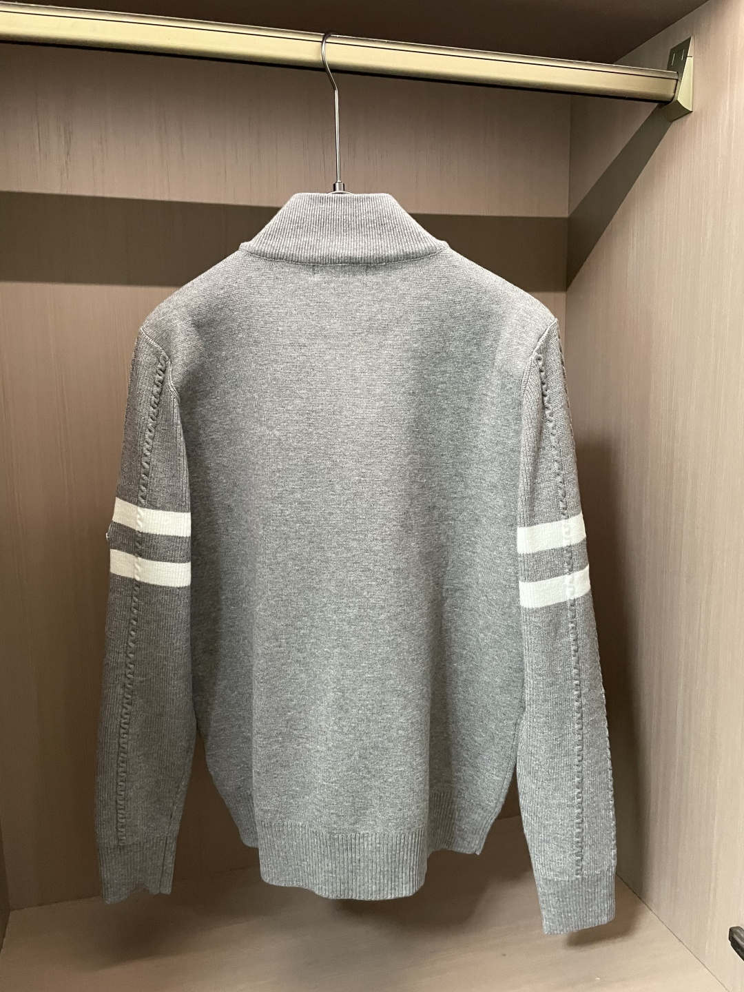 蒙口 新款针织毛衣！经典永不过时！外观简洁干净，秋日可以单穿，深冬最为内搭！定制进口高支数羊毛混纺面料，