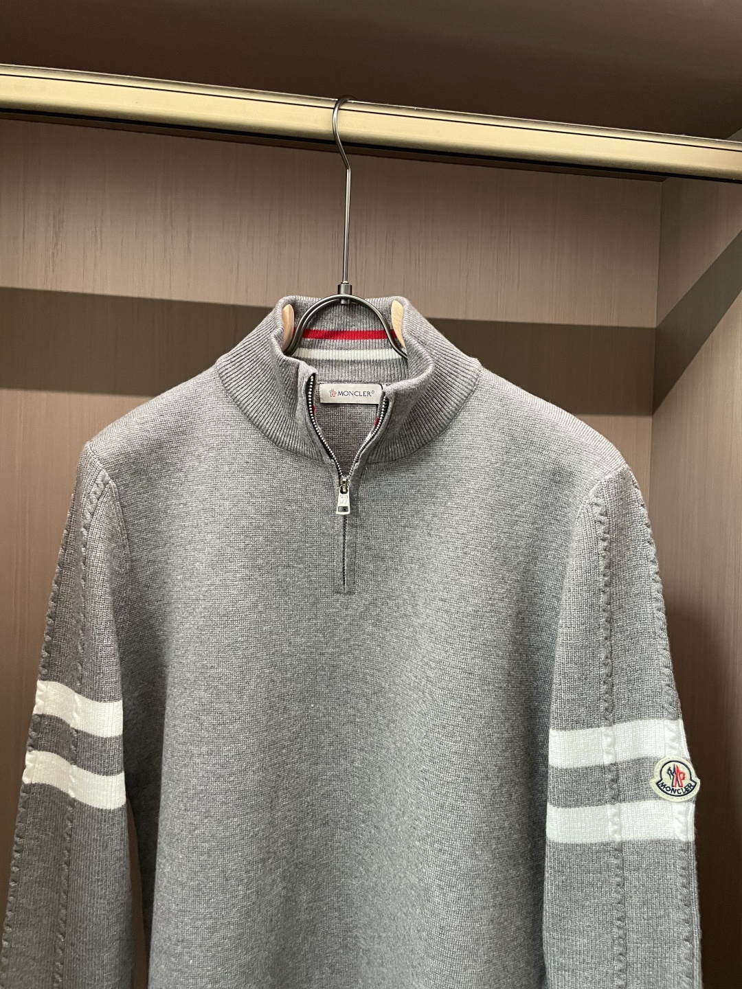 蒙口 新款针织毛衣！经典永不过时！外观简洁干净，秋日可以单穿，深冬最为内搭！定制进口高支数羊毛混纺面料，