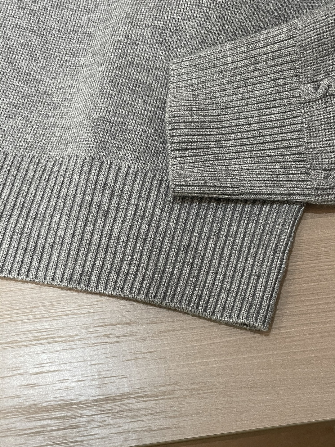 蒙口 新款针织毛衣！经典永不过时！外观简洁干净，秋日可以单穿，深冬最为内搭！定制进口高支数羊毛混纺面料，