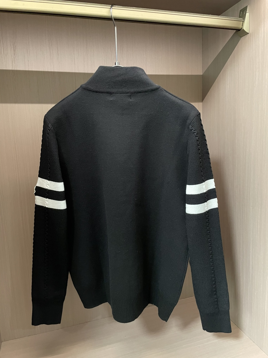 蒙口 新款针织毛衣！经典永不过时！外观简洁干净，秋日可以单穿，深冬最为内搭！定制进口高支数羊毛混纺面料，