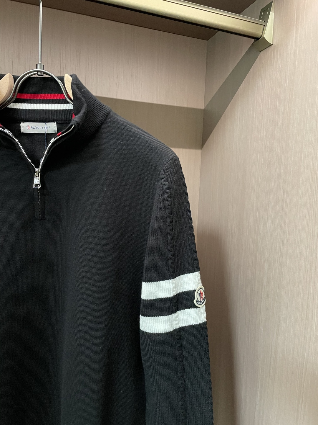 蒙口 新款针织毛衣！经典永不过时！外观简洁干净，秋日可以单穿，深冬最为内搭！定制进口高支数羊毛混纺面料，