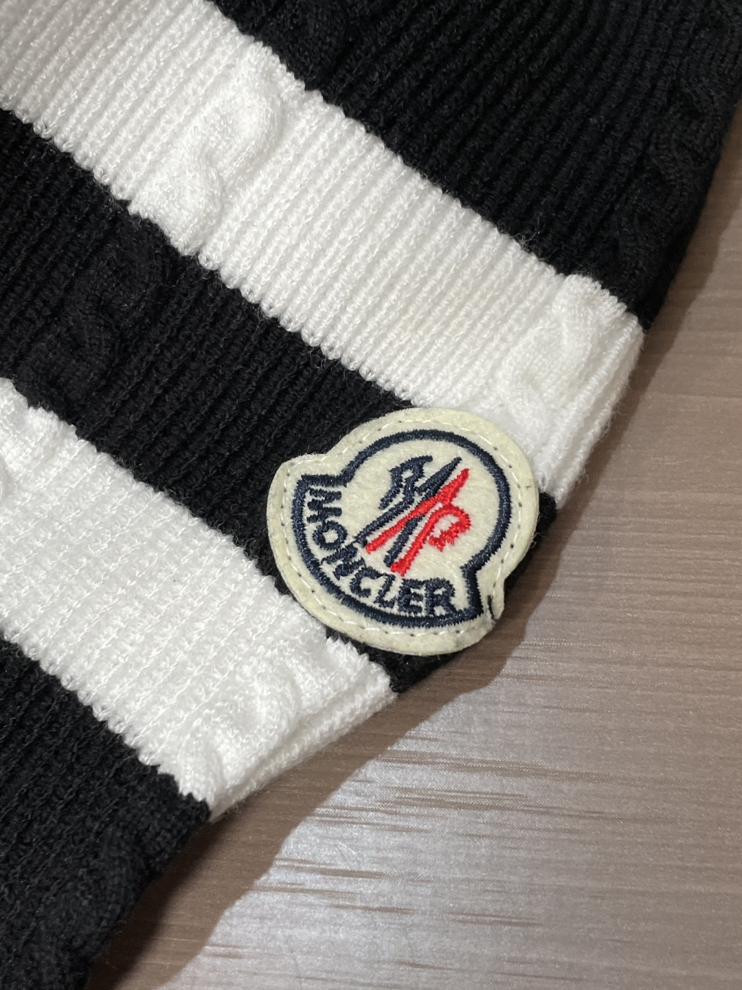 蒙口 新款针织毛衣！经典永不过时！外观简洁干净，秋日可以单穿，深冬最为内搭！定制进口高支数羊毛混纺面料，