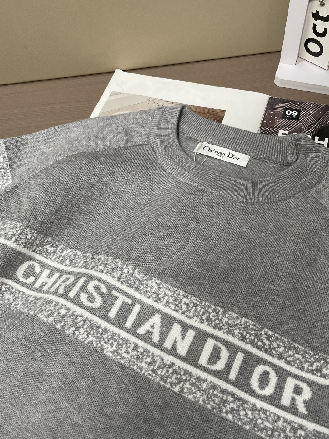 Dior 重磅推荐！2025aw秋冬新款 专柜同步 时尚经典针织衫 秋冬必备款 采用针织衫加厚毛衣，精致