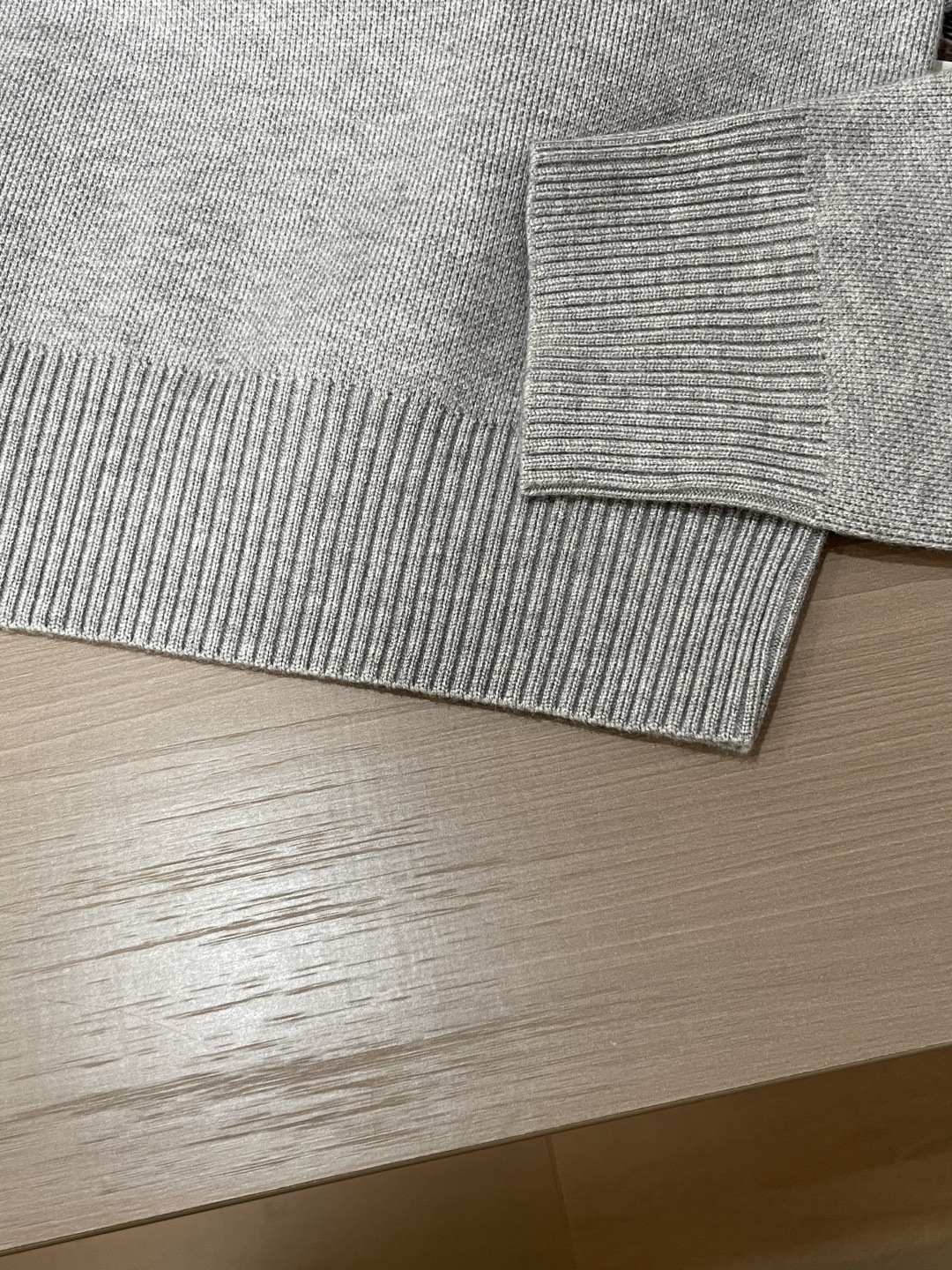 Dior 重磅推荐！2025aw秋冬新款 专柜同步 时尚经典针织衫 秋冬必备款 采用针织衫加厚毛衣，精致