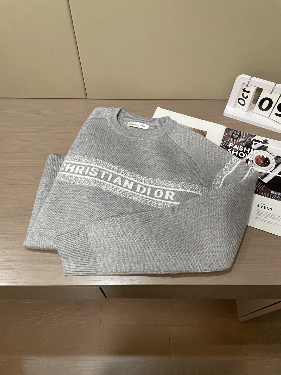 Dior 重磅推荐！2025aw秋冬新款 专柜同步 时尚经典针织衫 秋冬必备款 采用针织衫加厚毛衣，精致