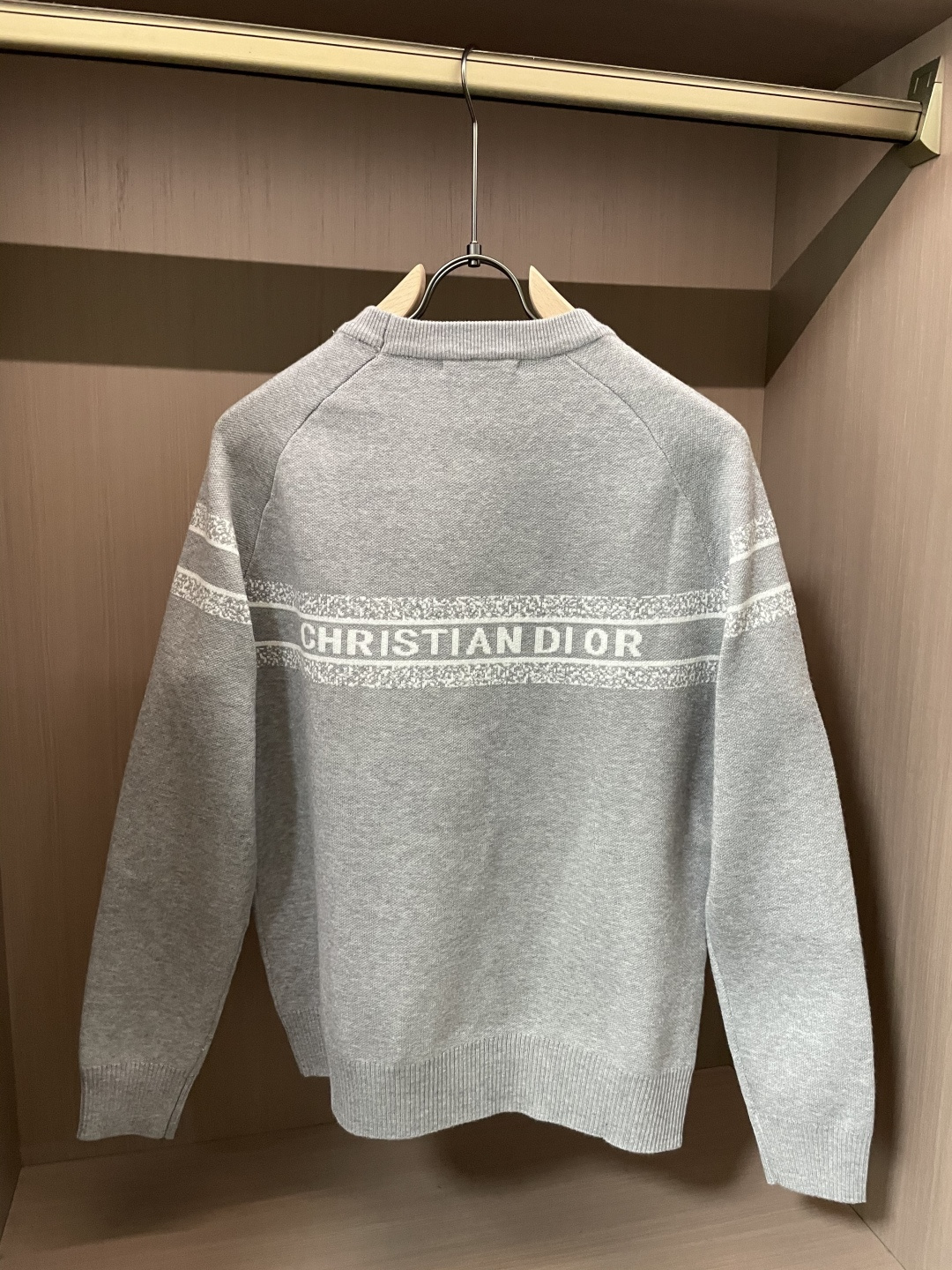 Dior 重磅推荐！2025aw秋冬新款 专柜同步 时尚经典针织衫 秋冬必备款 采用针织衫加厚毛衣，精致