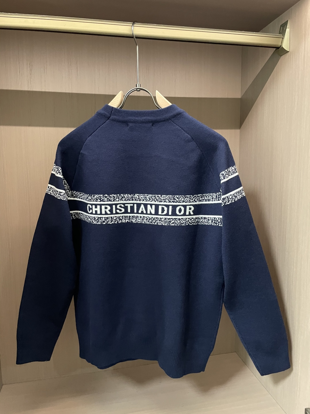 Dior 重磅推荐！2025aw秋冬新款 专柜同步 时尚经典针织衫 秋冬必备款 采用针织衫加厚毛衣，精致