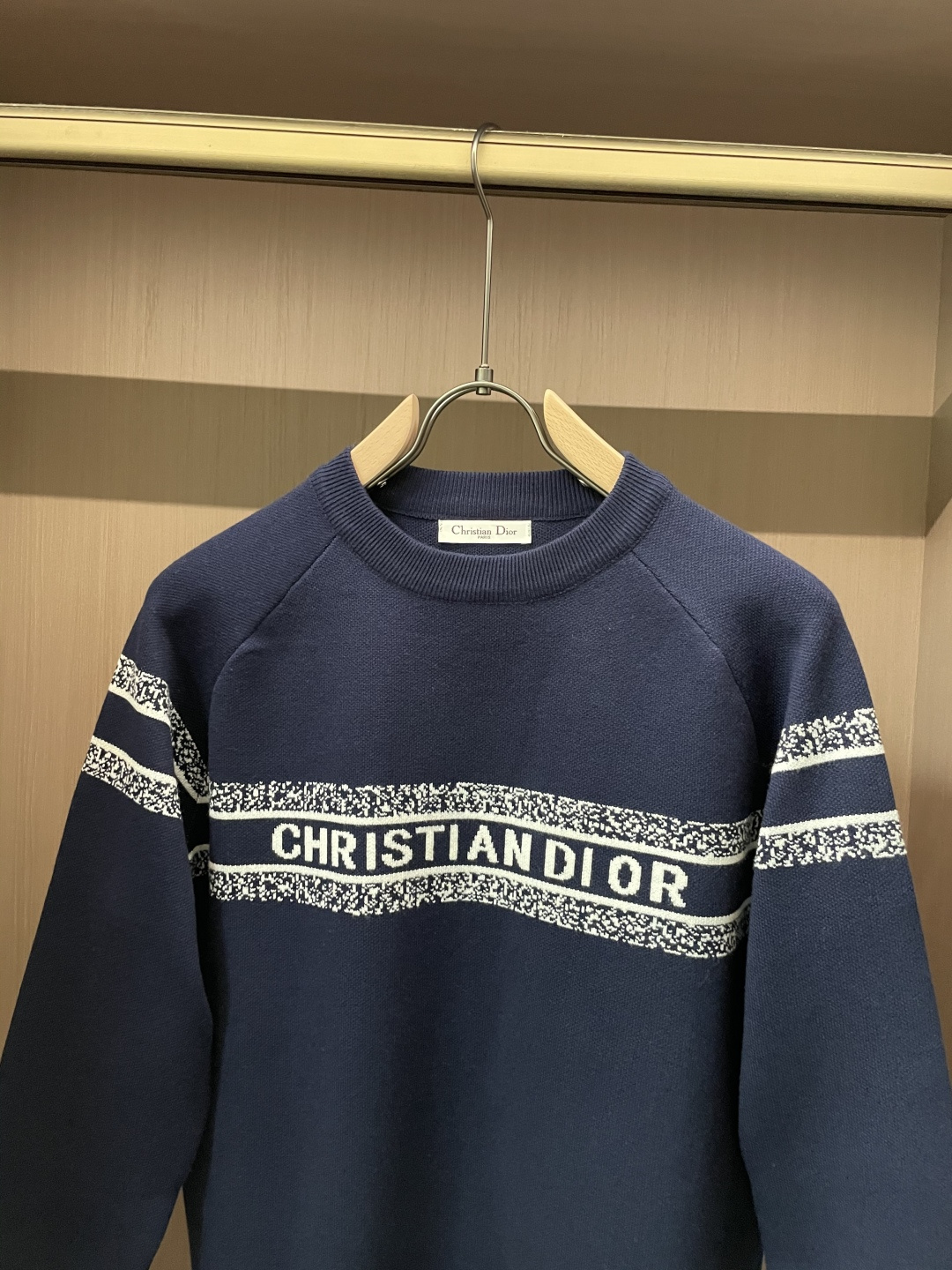 Dior 重磅推荐！2025aw秋冬新款 专柜同步 时尚经典针织衫 秋冬必备款 采用针织衫加厚毛衣，精致