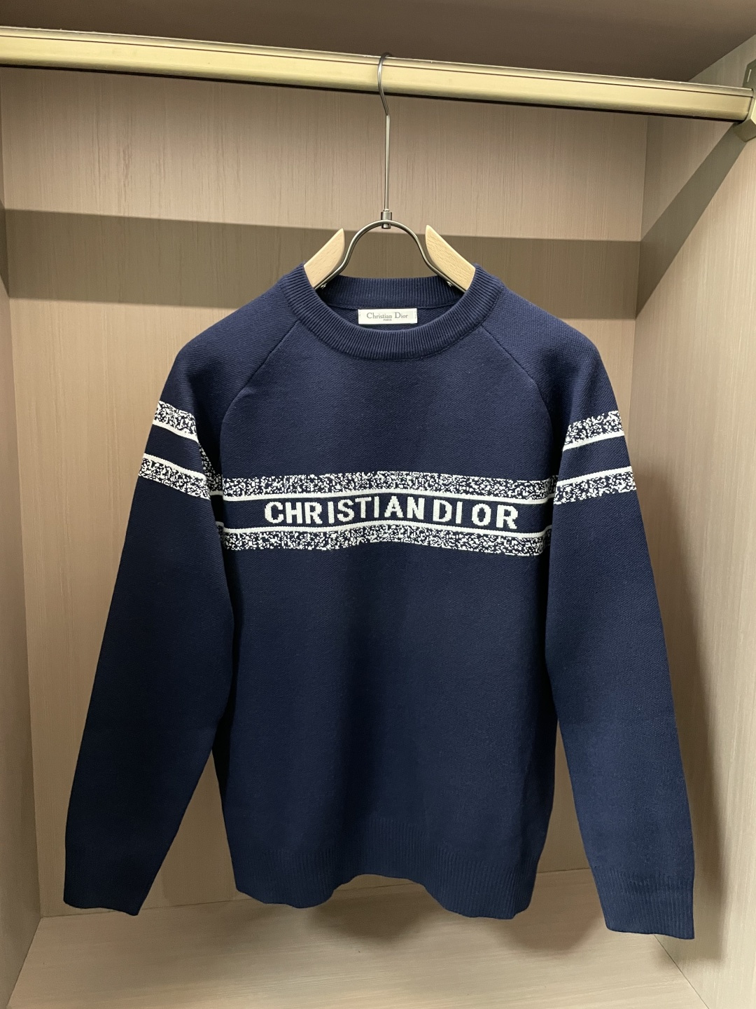 Dior 重磅推荐！2025aw秋冬新款 专柜同步 时尚经典针织衫 秋冬必备款 采用针织衫加厚毛衣，精致