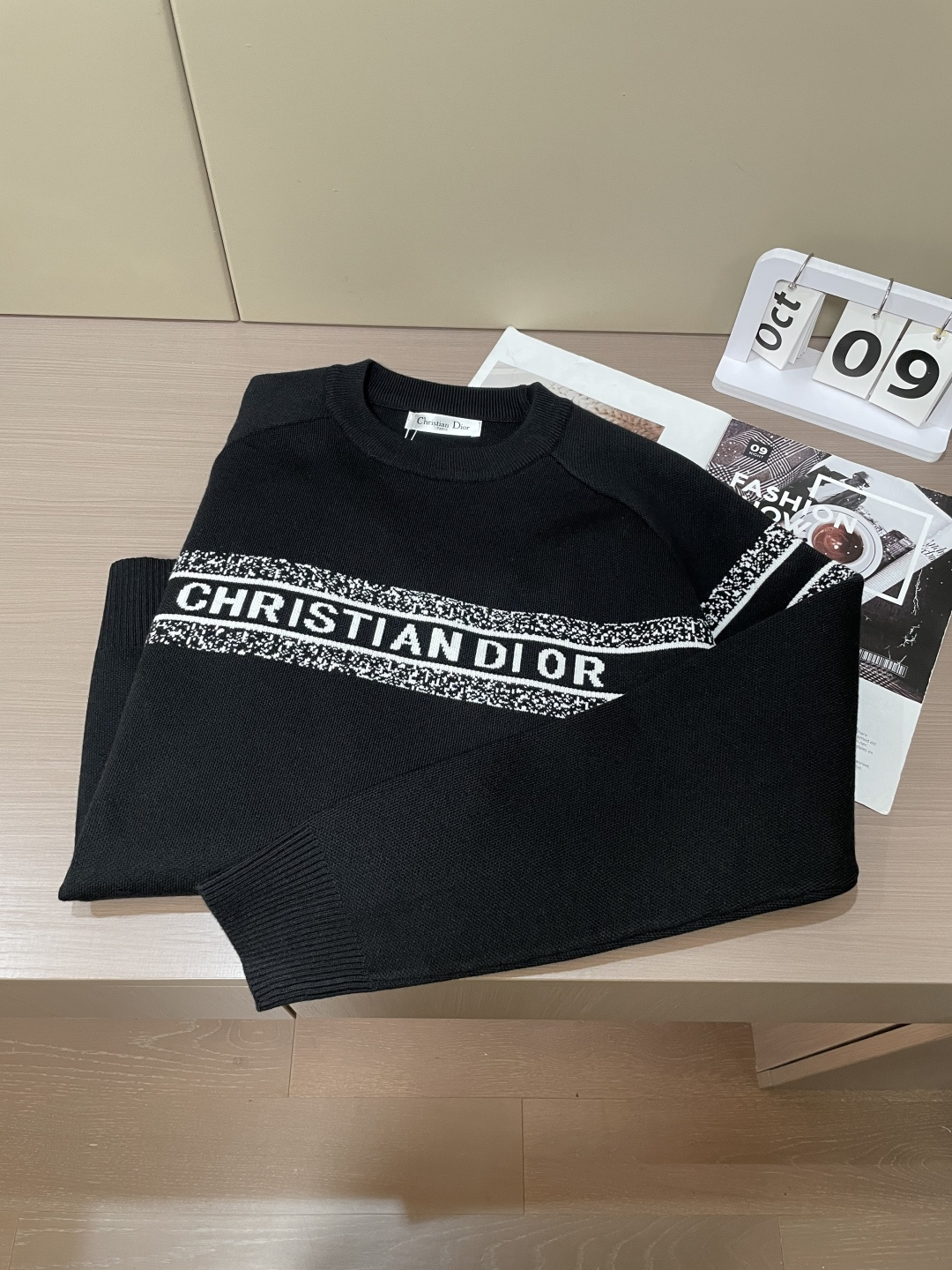 Dior 重磅推荐！2025aw秋冬新款 专柜同步 时尚经典针织衫 秋冬必备款 采用针织衫加厚毛衣，精致