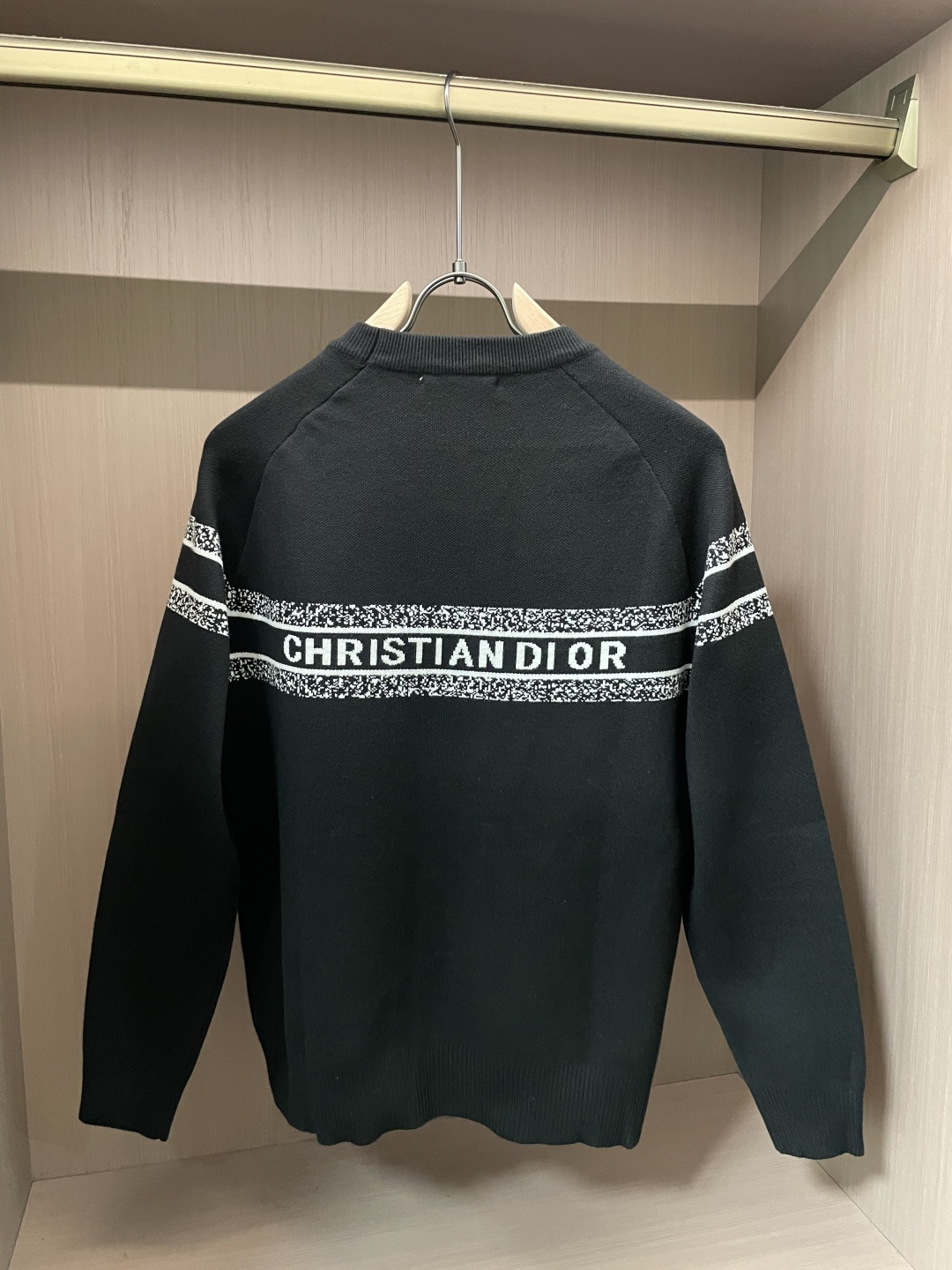 Dior 重磅推荐！2025aw秋冬新款 专柜同步 时尚经典针织衫 秋冬必备款 采用针织衫加厚毛衣，精致