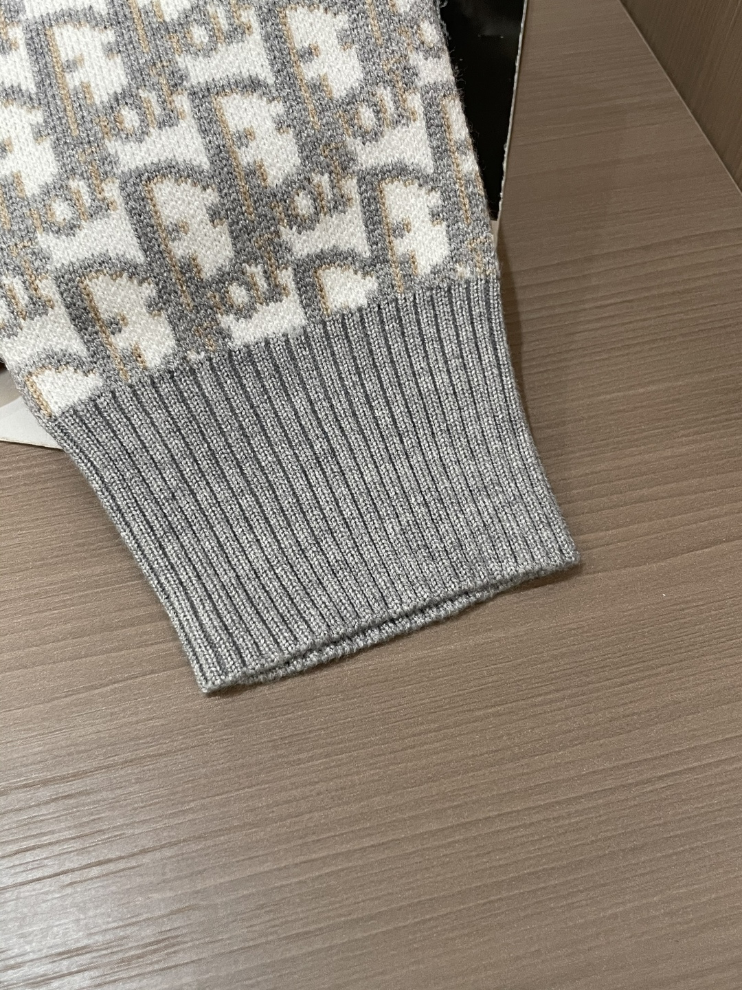 Dior 重磅推荐！2025aw秋冬新款 专柜同步 时尚经典针织衫 秋冬必备款 采用针织衫加厚毛衣，精致