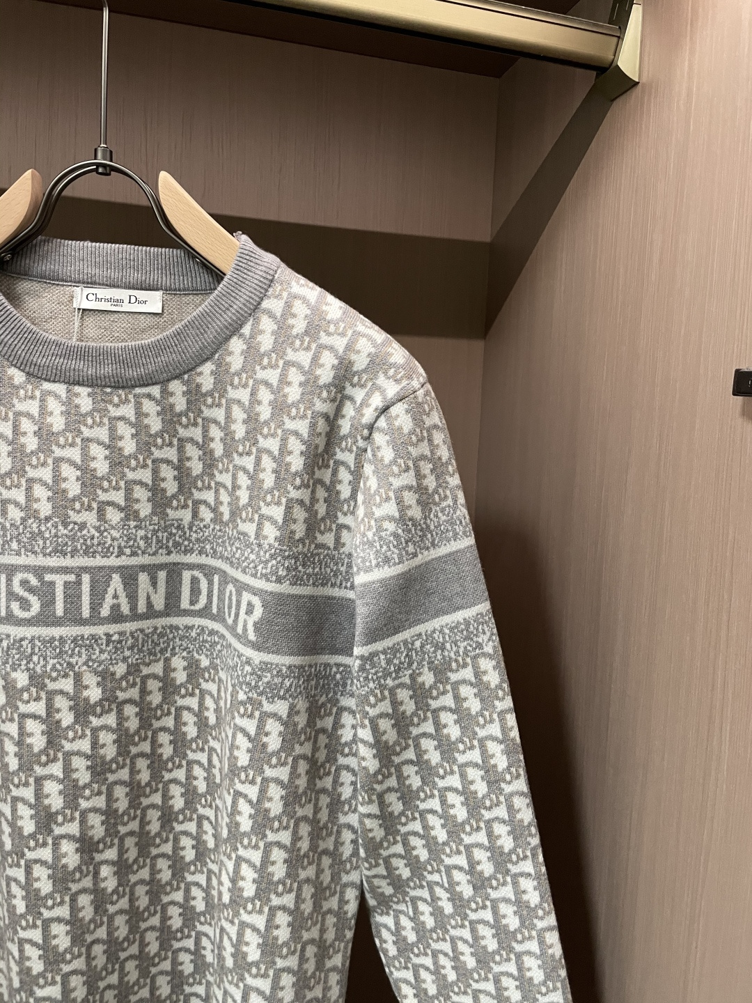 Dior 重磅推荐！2025aw秋冬新款 专柜同步 时尚经典针织衫 秋冬必备款 采用针织衫加厚毛衣，精致
