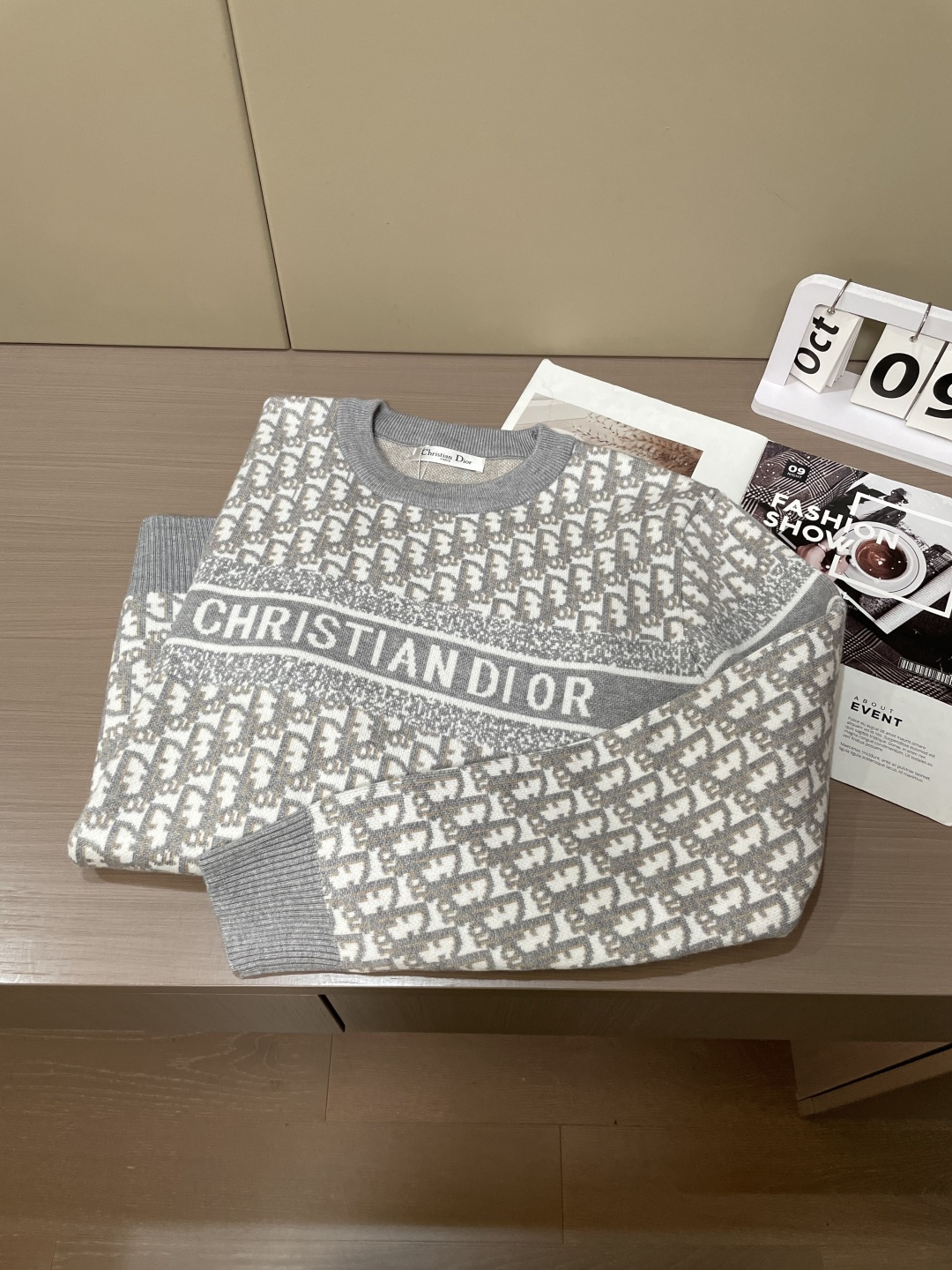 Dior 重磅推荐！2025aw秋冬新款 专柜同步 时尚经典针织衫 秋冬必备款 采用针织衫加厚毛衣，精致