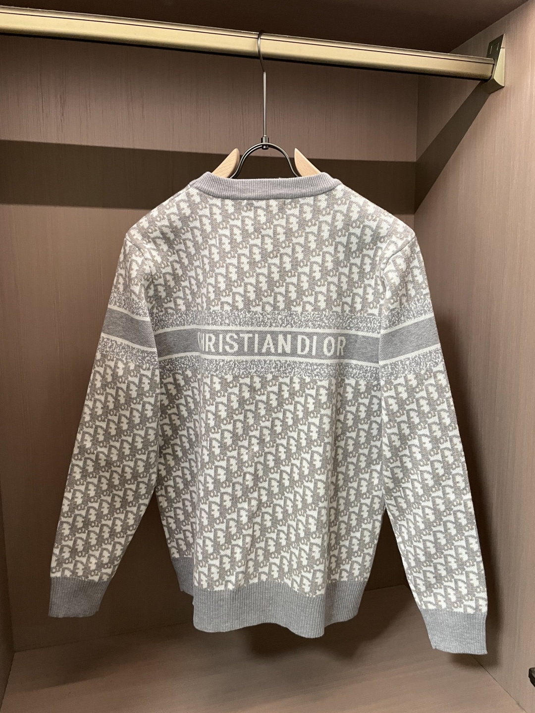 Dior 重磅推荐！2025aw秋冬新款 专柜同步 时尚经典针织衫 秋冬必备款 采用针织衫加厚毛衣，精致