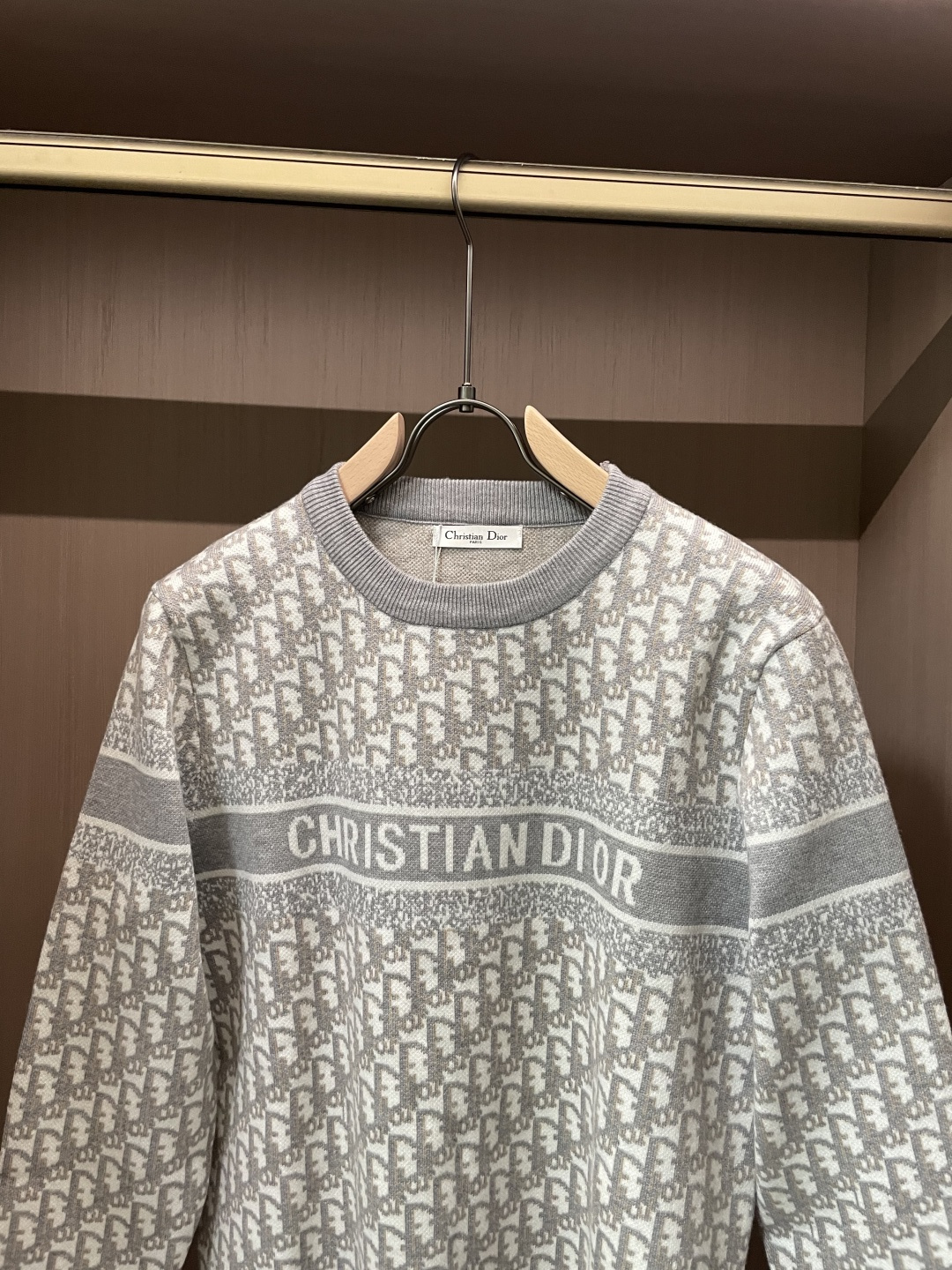 Dior 重磅推荐！2025aw秋冬新款 专柜同步 时尚经典针织衫 秋冬必备款 采用针织衫加厚毛衣，精致