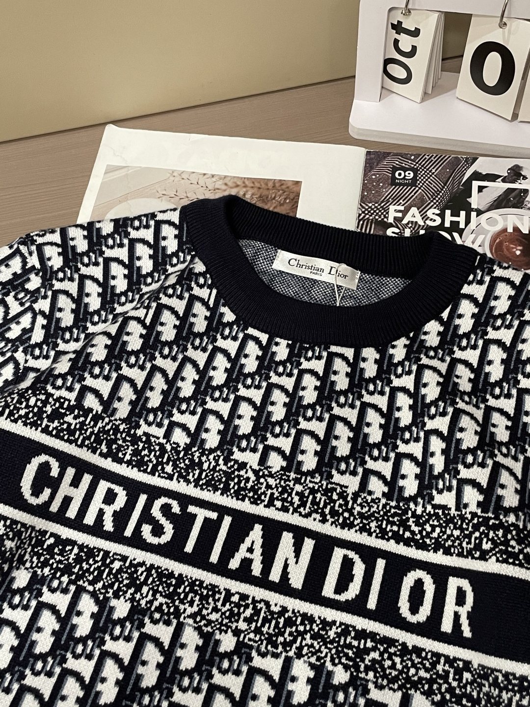 Dior 重磅推荐！2025aw秋冬新款 专柜同步 时尚经典针织衫 秋冬必备款 采用针织衫加厚毛衣，精致