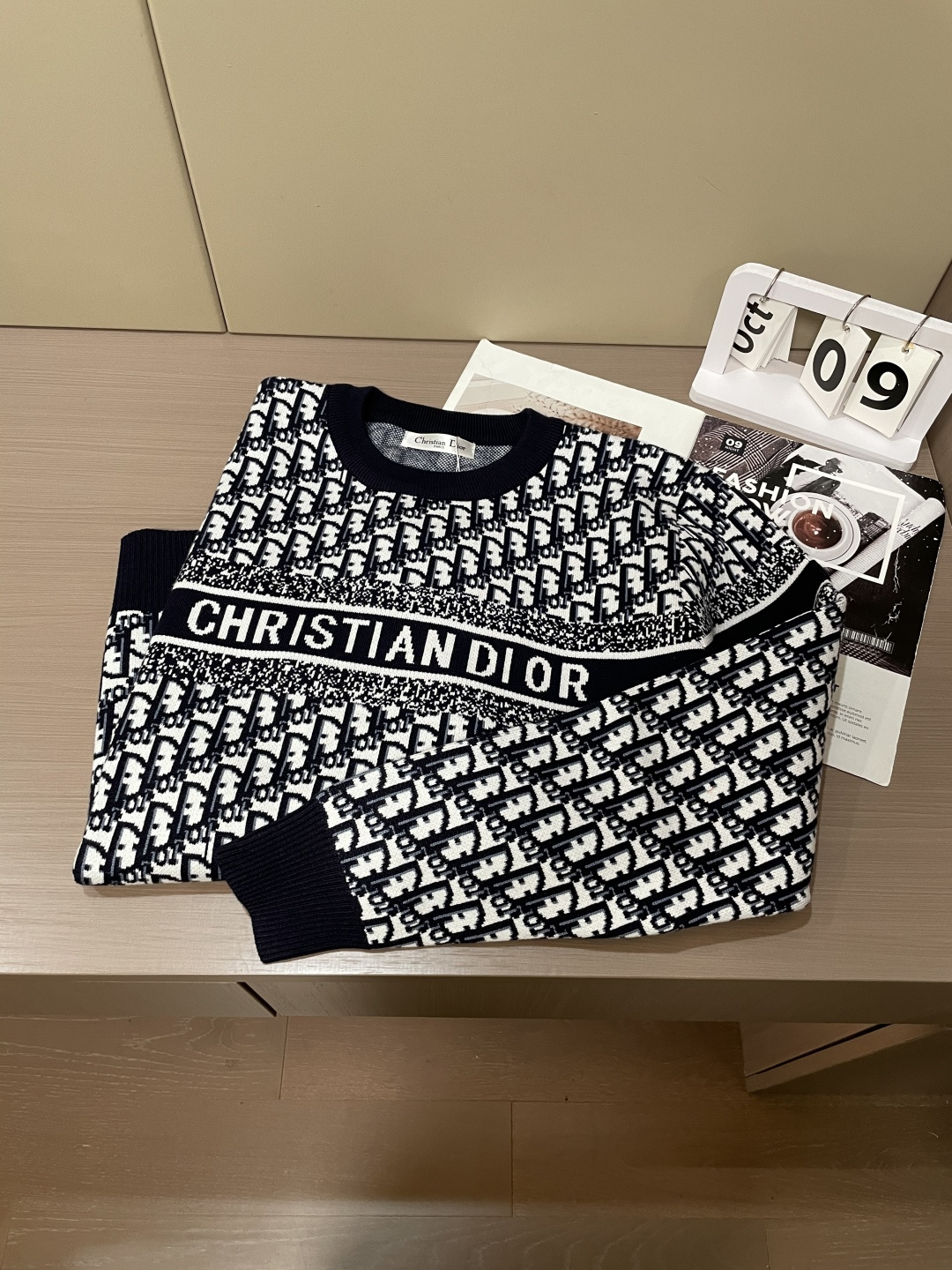 Dior 重磅推荐！2025aw秋冬新款 专柜同步 时尚经典针织衫 秋冬必备款 采用针织衫加厚毛衣，精致