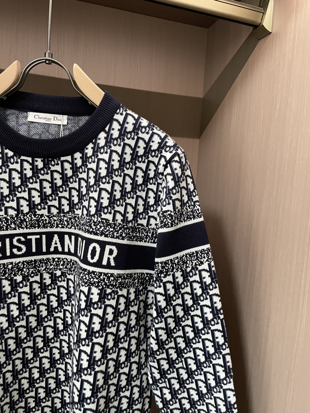 Dior 重磅推荐！2025aw秋冬新款 专柜同步 时尚经典针织衫 秋冬必备款 采用针织衫加厚毛衣，精致