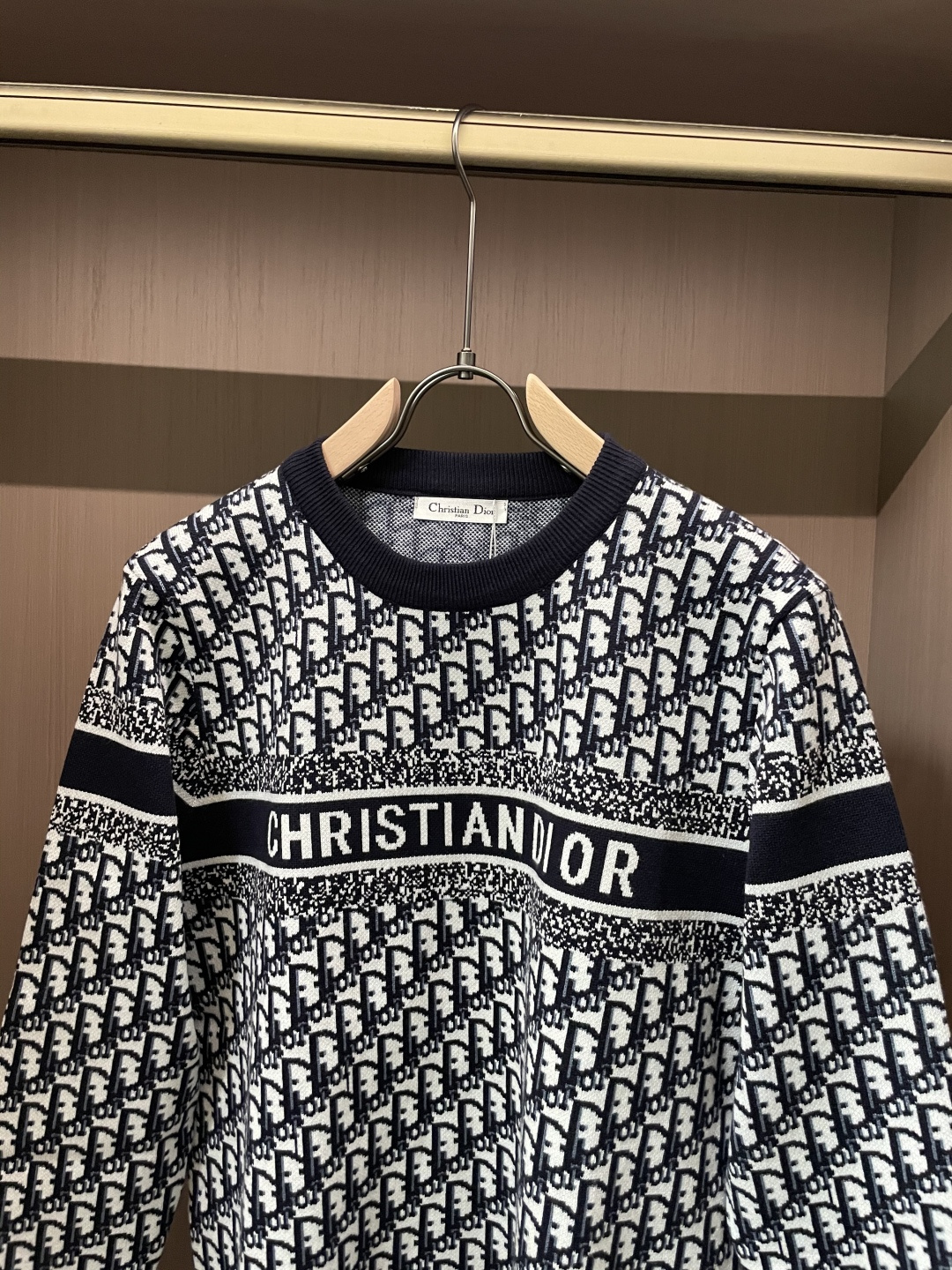 Dior 重磅推荐！2025aw秋冬新款 专柜同步 时尚经典针织衫 秋冬必备款 采用针织衫加厚毛衣，精致