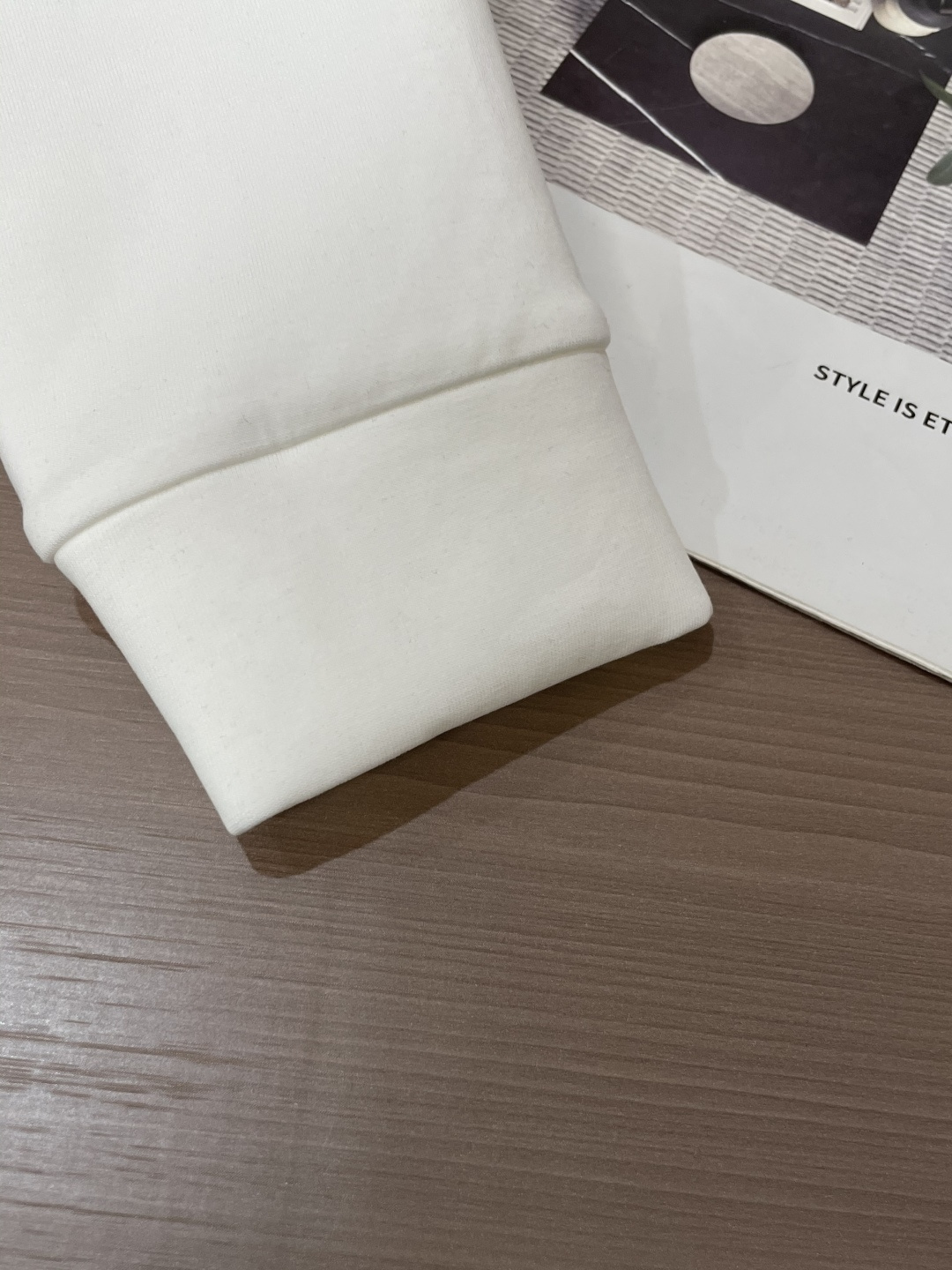 DG 圆领套头卫衣；经典套头男女同款，简约大气系列单品，低调奢华大气百搭款！卫衣选用客供100%高克重棉