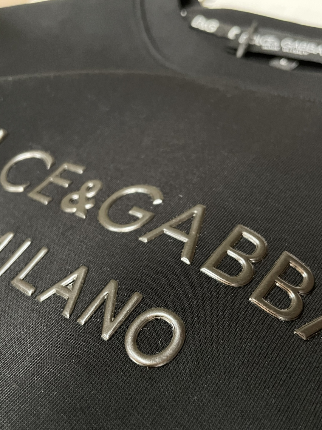 DG 圆领套头卫衣；经典套头男女同款，简约大气系列单品，低调奢华大气百搭款！卫衣选用客供100%高克重棉