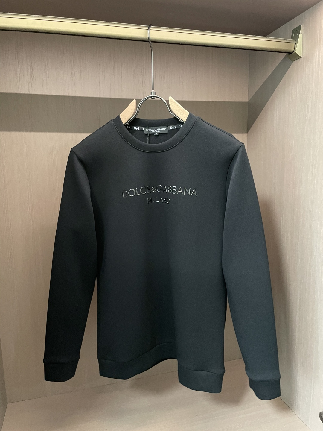 DG 圆领套头卫衣；经典套头男女同款，简约大气系列单品，低调奢华大气百搭款！卫衣选用客供100%高克重棉